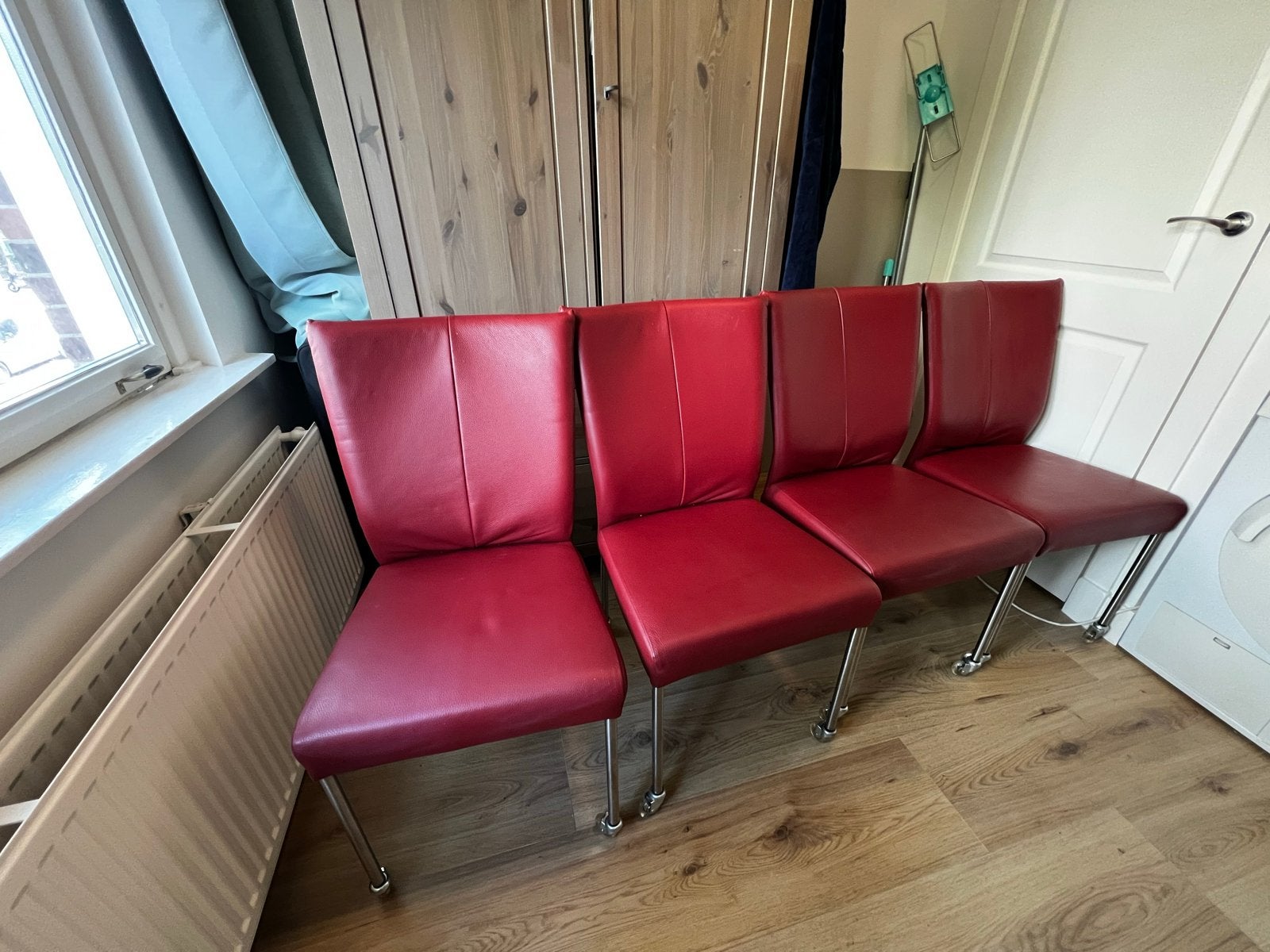 4 rode eetkamerstoelen met wieltjes, Huis en Inrichting, Stoelen, Ophalen, Gebruikt, Leer, Vier