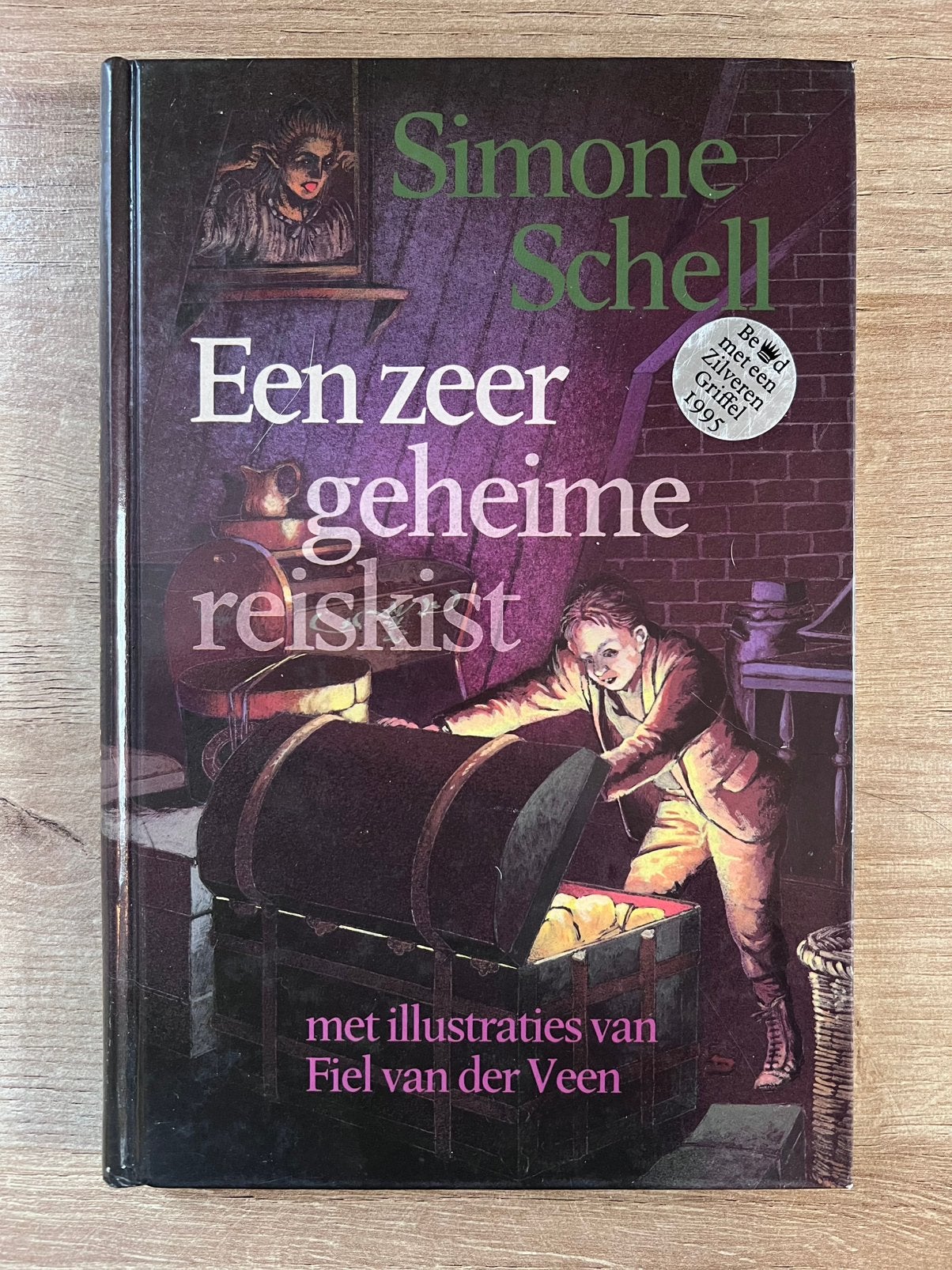 Een zeer geheime reiskist - Simone Schell, Boeken, Ophalen of Verzenden, Gelezen, Fictie