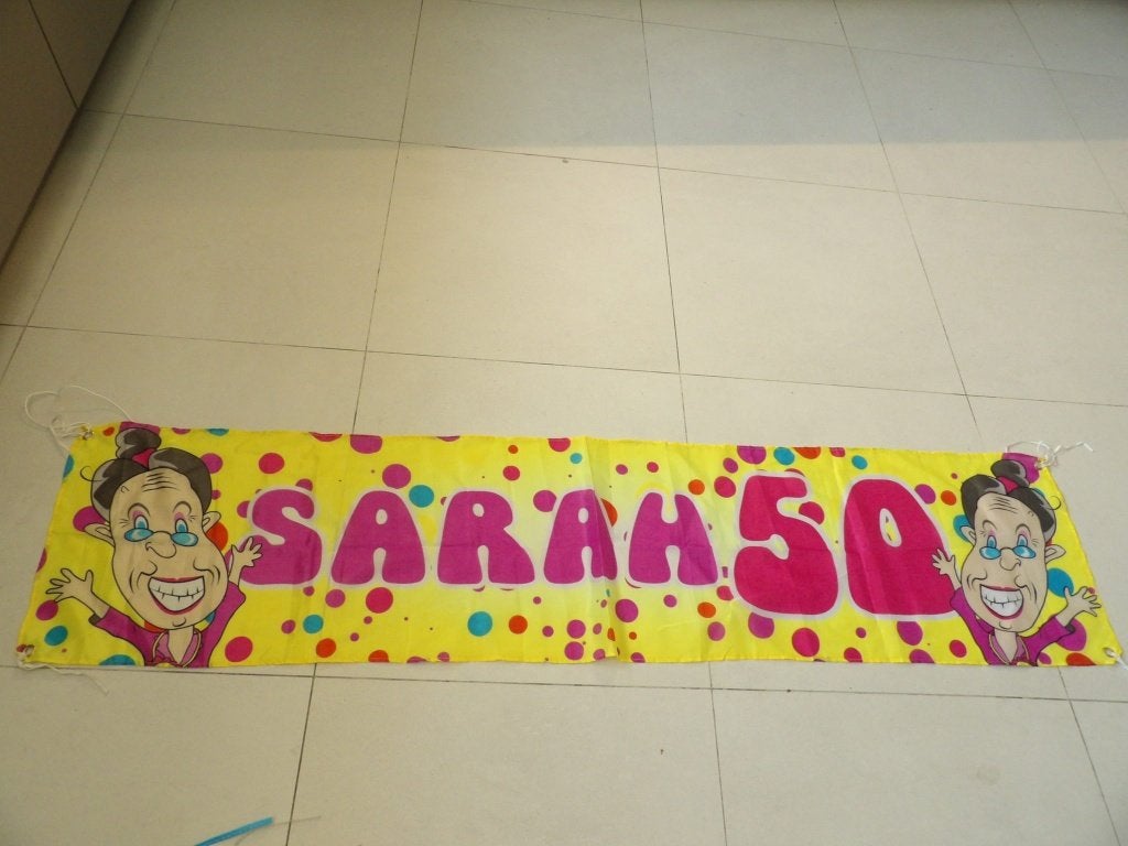 SARAH 50 jaar vlag rose met geel, Hobby en Vrije tijd, Feestartikelen, Ophalen of Verzenden, Zo goed als nieuw, Versiering, Abraham of Sarah