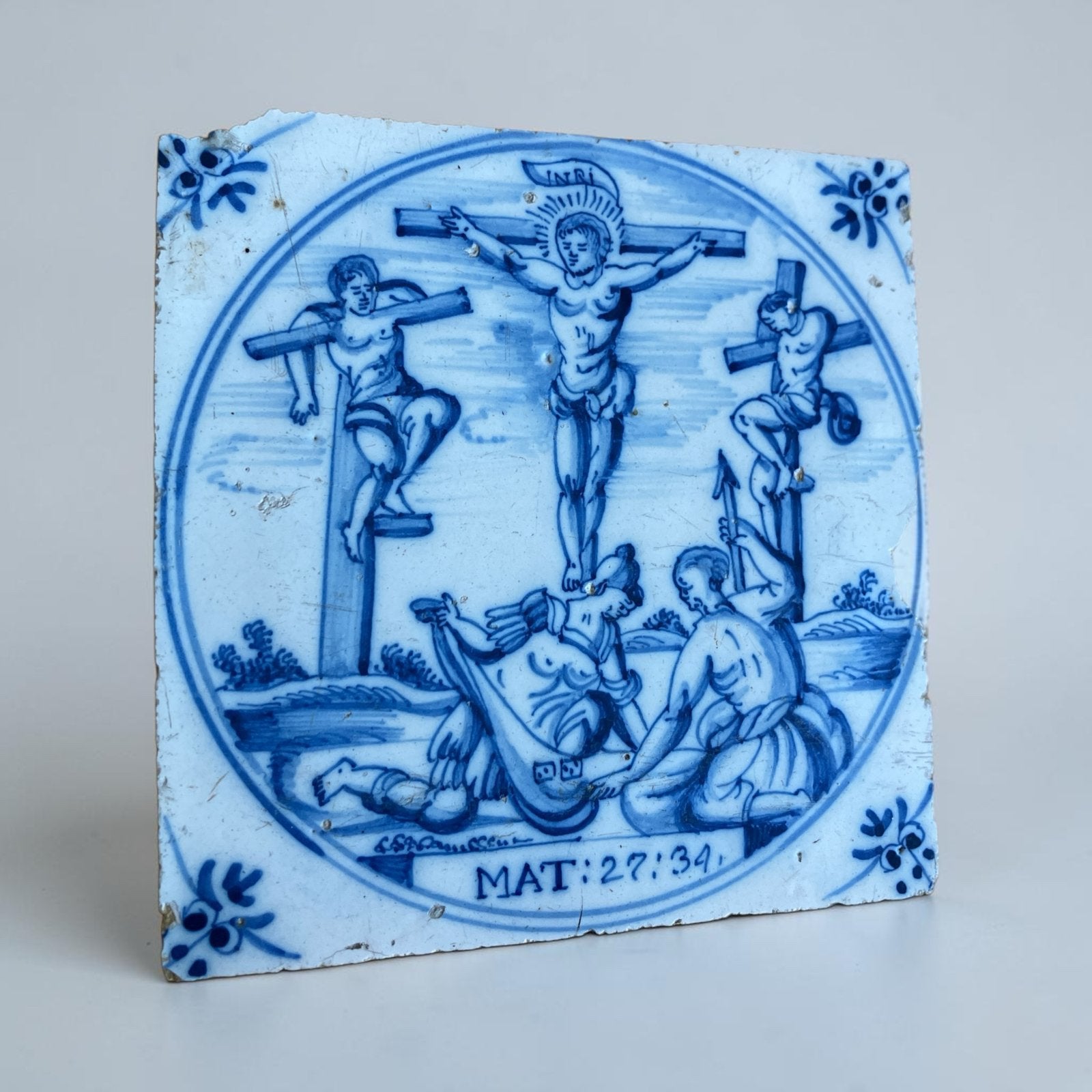 Antieke Delftse Tegel rond 1770 :kruisiging Jezus , 13x13 cm, Antiek en Kunst, Antiek | Wandborden en Tegels, Ophalen of Verzenden