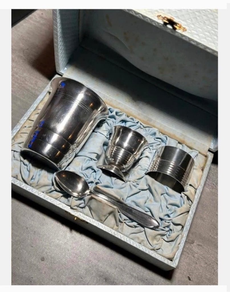 Korting Set in antieke Doos beker eierdop servetring lepel, Antiek en Kunst, Curiosa en Brocante, Ophalen of Verzenden