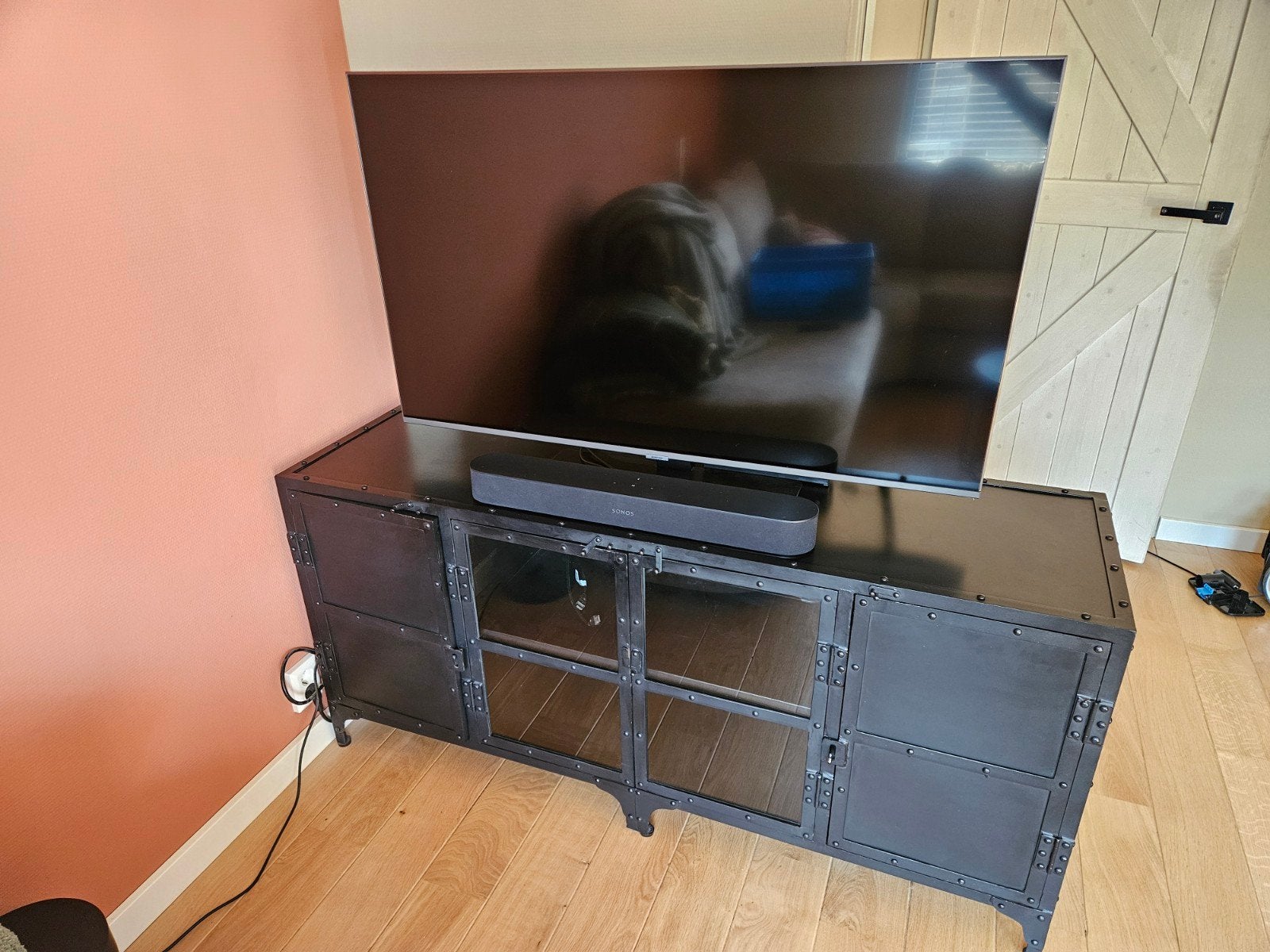 Stoer zwarte industrieel tv-meubel van metaal, Ophalen, 150 tot 200 cm, Zo goed als nieuw, Glas