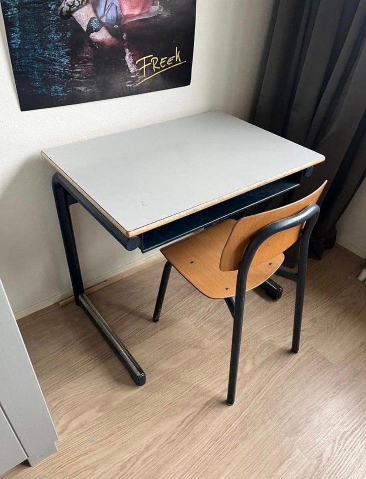 Vintage schoolbureau met stoel, Ophalen, Opbergruimte, Gebruikt, Metaal