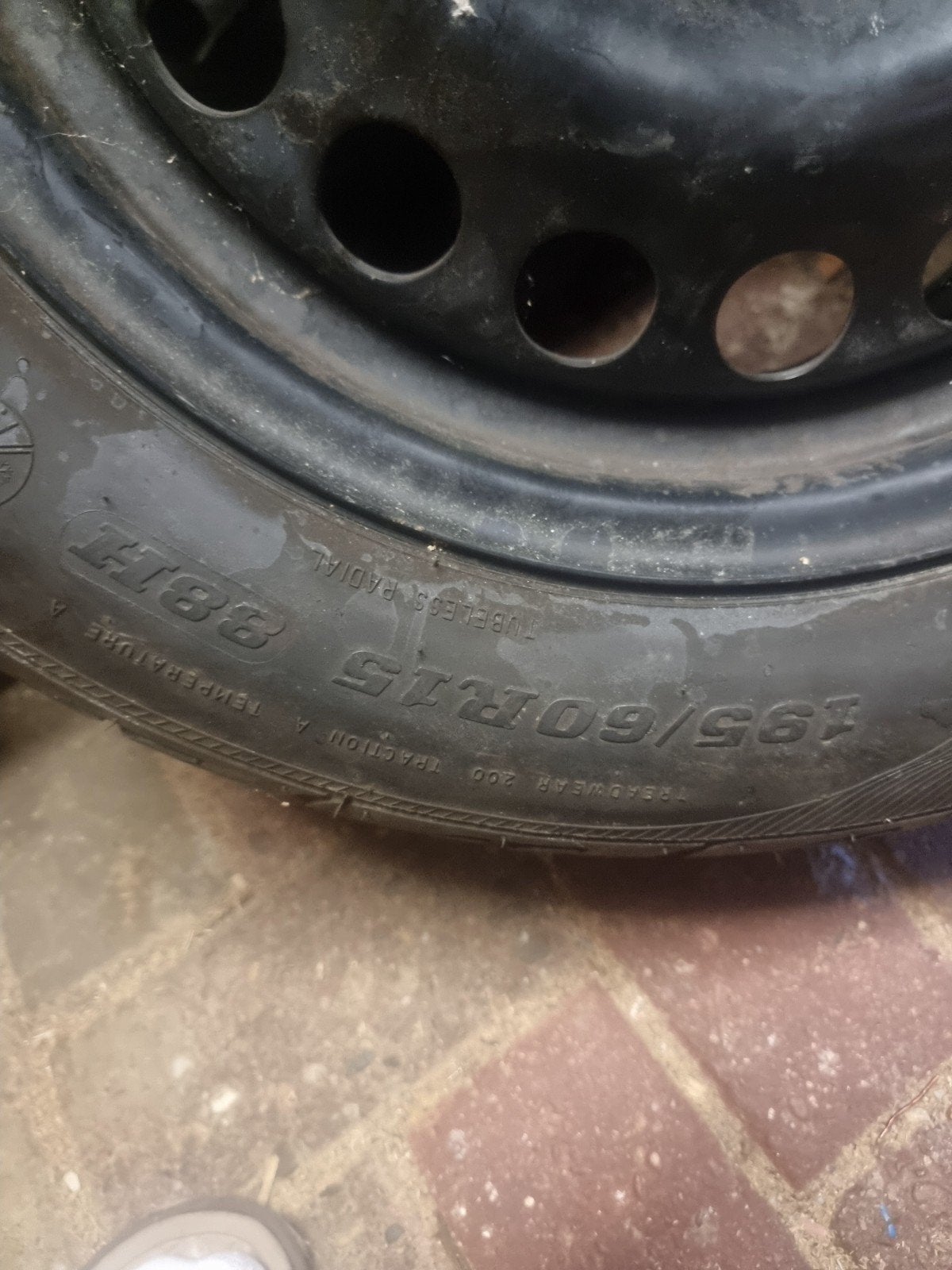 2 set winter banden. voor 207 en opel mariva . € 60  2, Ophalen, 15 inch, Winterbanden, Band(en)