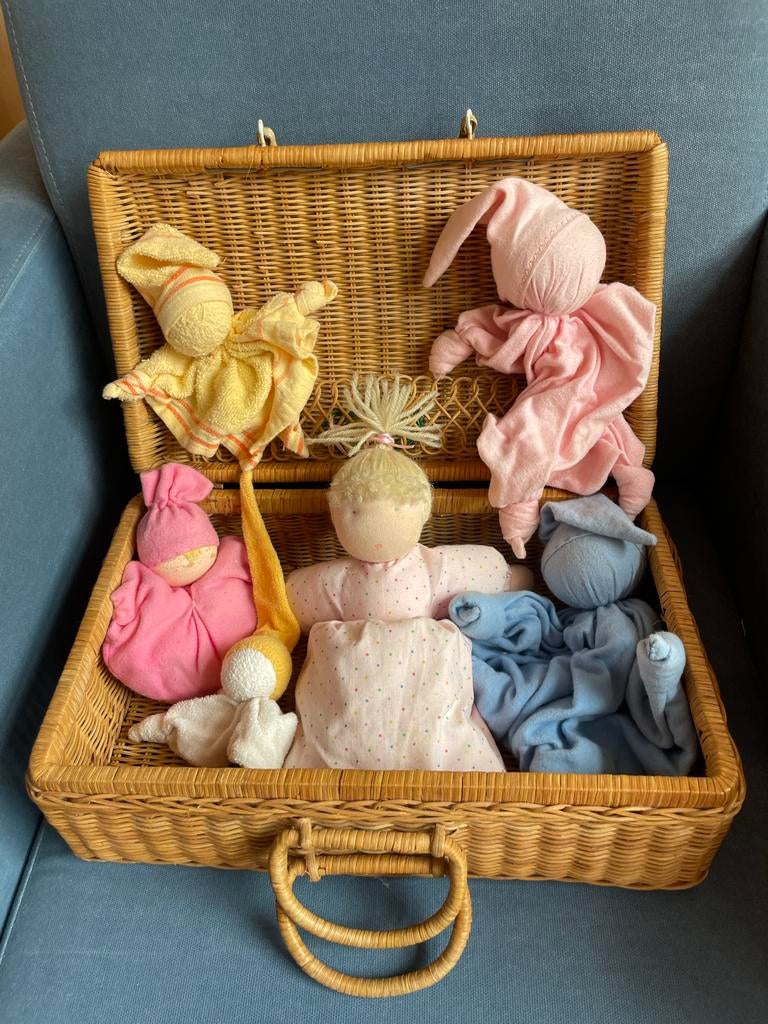 Rieten mand met handgemaakte baby sabbel popjes, Ophalen of Verzenden, Gebruikt, Jongetje of Meisje, Broekje