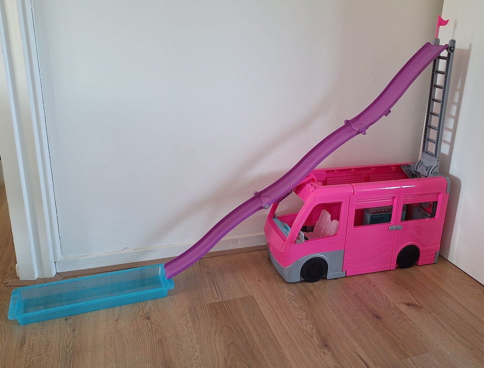 Barbie droomcamper met zwembad, Ophalen, Zo goed als nieuw
