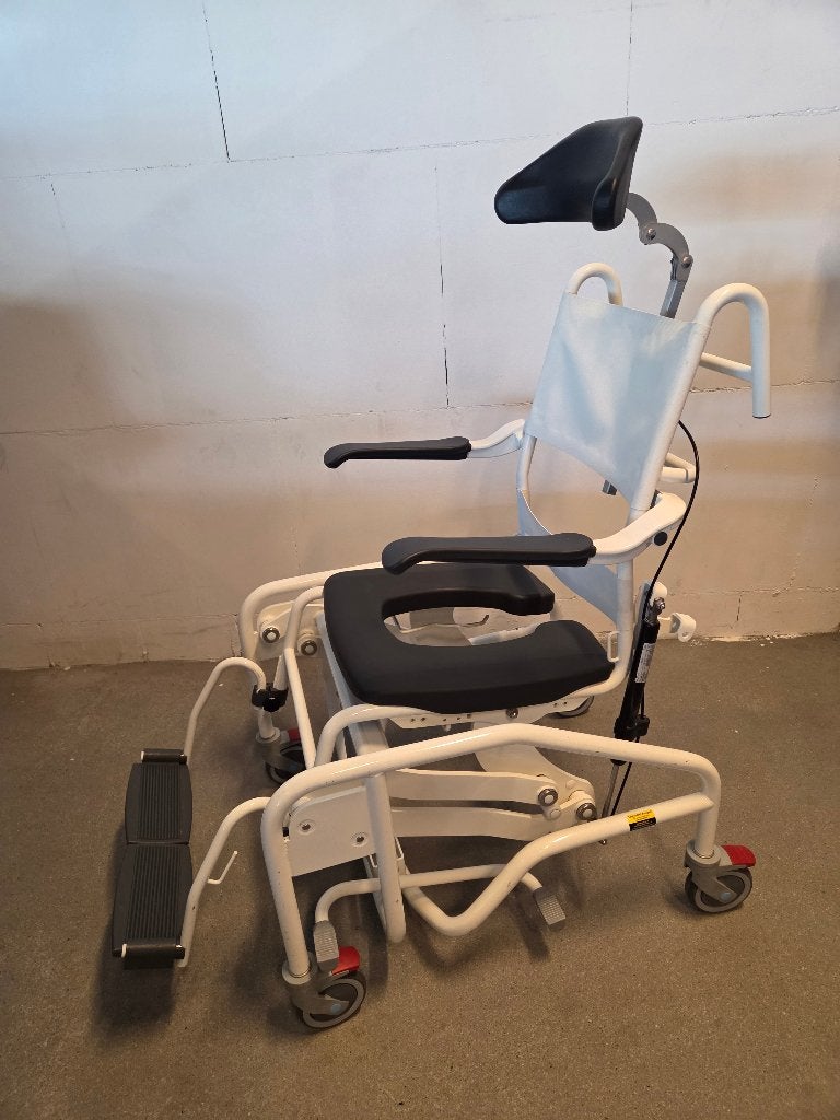 postoel / douchestoel hoog/laag en kantelfunctie, Ophalen, Gebruikt