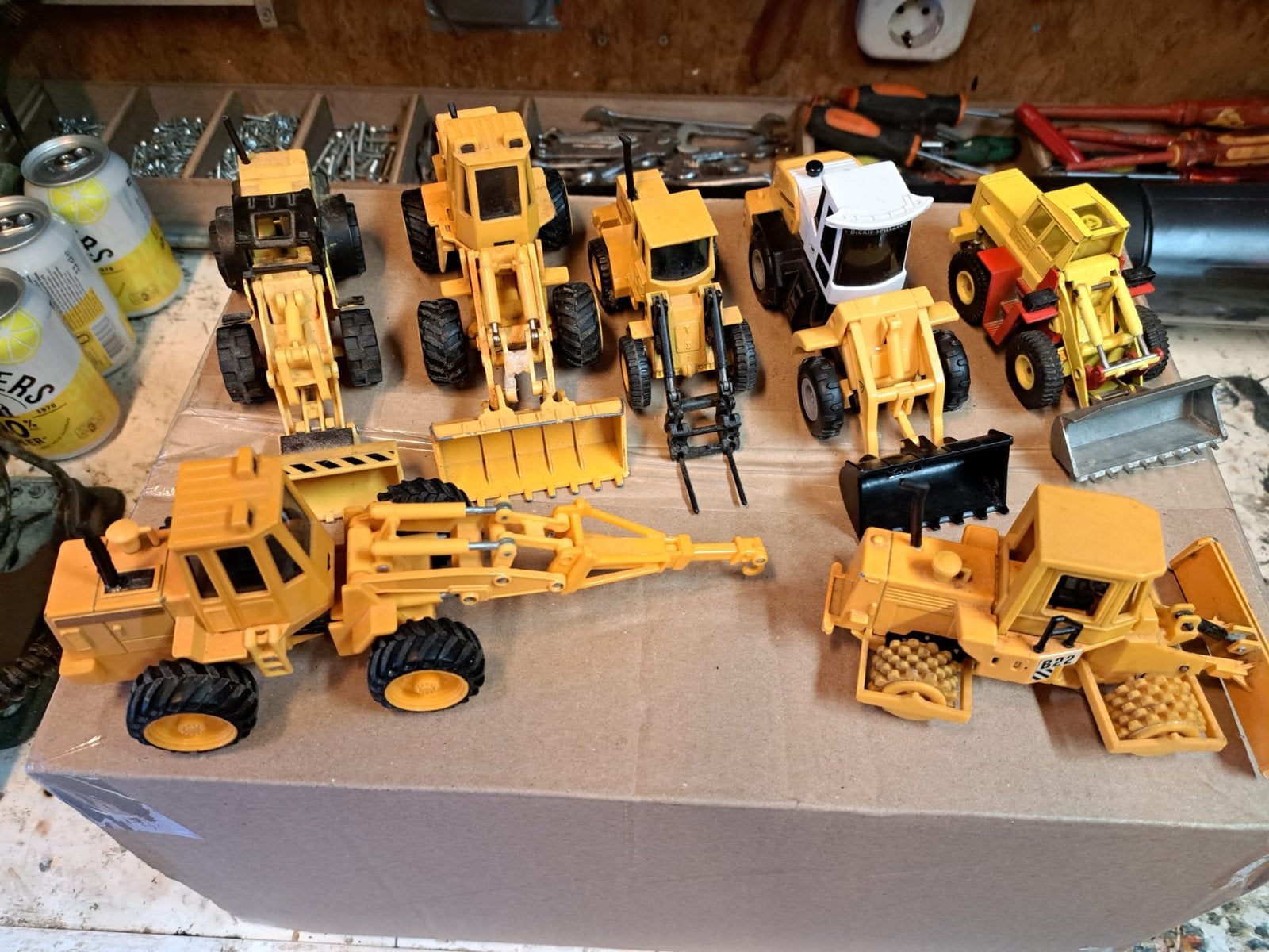 Zeven shovels schaal 1:50 - Siku en Maisto, Ophalen of Verzenden, Gebruikt, Hijskraan, Tractor of Landbouw, SIKU