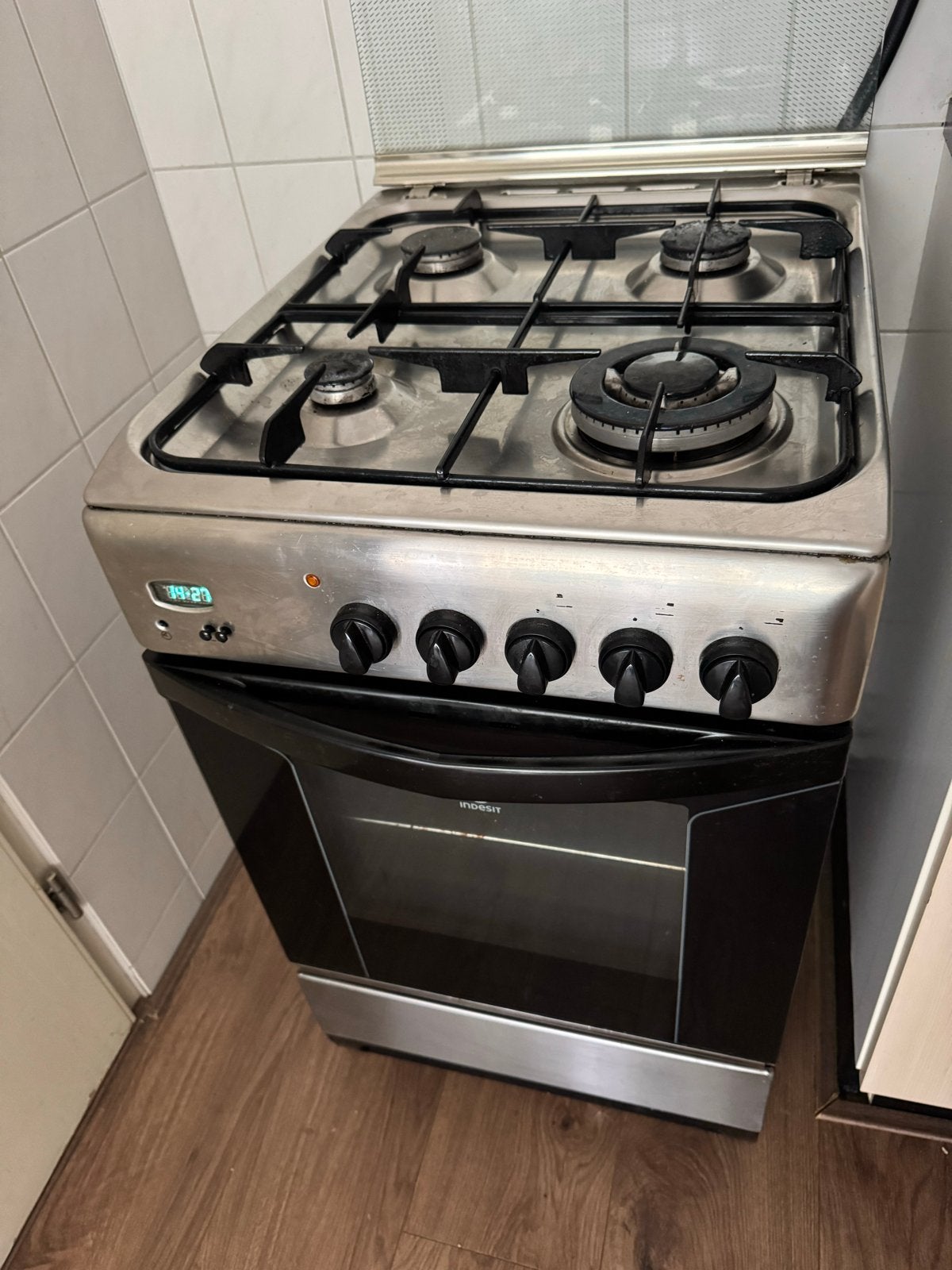 Indesit Vrijstaand Gasfornuis met Oven, Witgoed en Apparatuur, Fornuizen, Ophalen, Gebruikt, Hete lucht, 4 kookzones