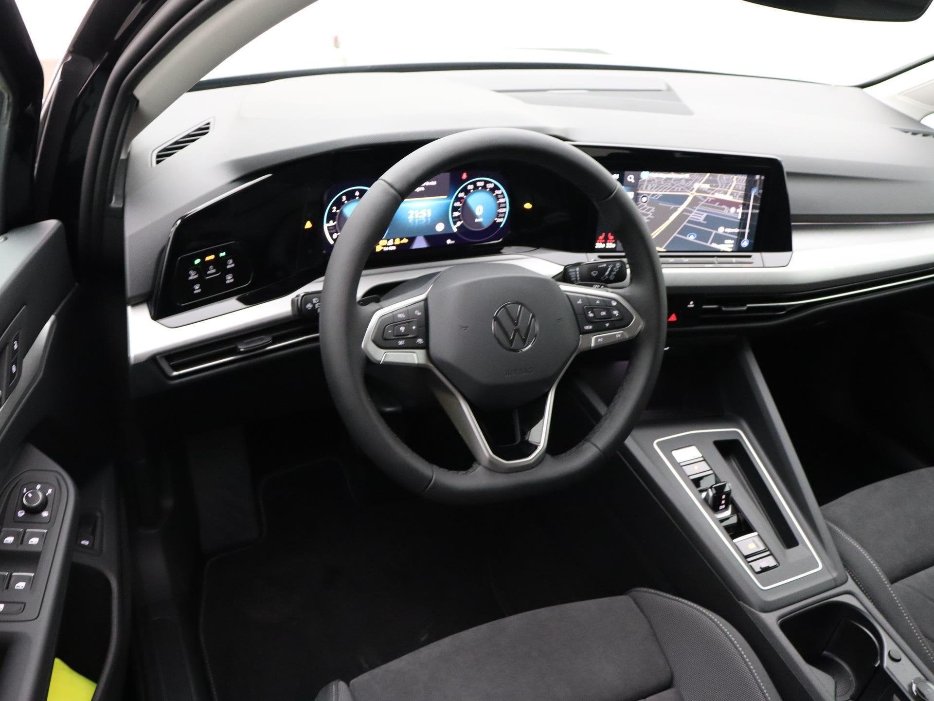 Volkswagen Golf Variant 1.0 eTSI Life Business 110 PK DGS DS, 12 maanden, Zwart, Origineel Nederlands, 19 km/l