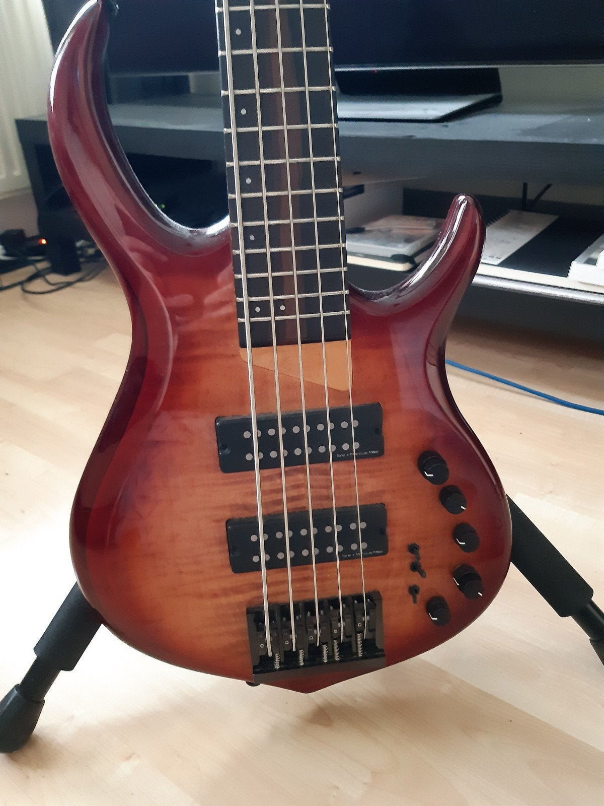 Sire M7 (New gen) vijf snarige basgitaar., Muziek en Instrumenten, Ophalen of Verzenden, Zo goed als nieuw, Elektrisch, 5-snarig
