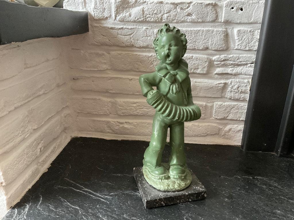 Oud gipsen beeld jongen met accordeon, Ophalen of Verzenden