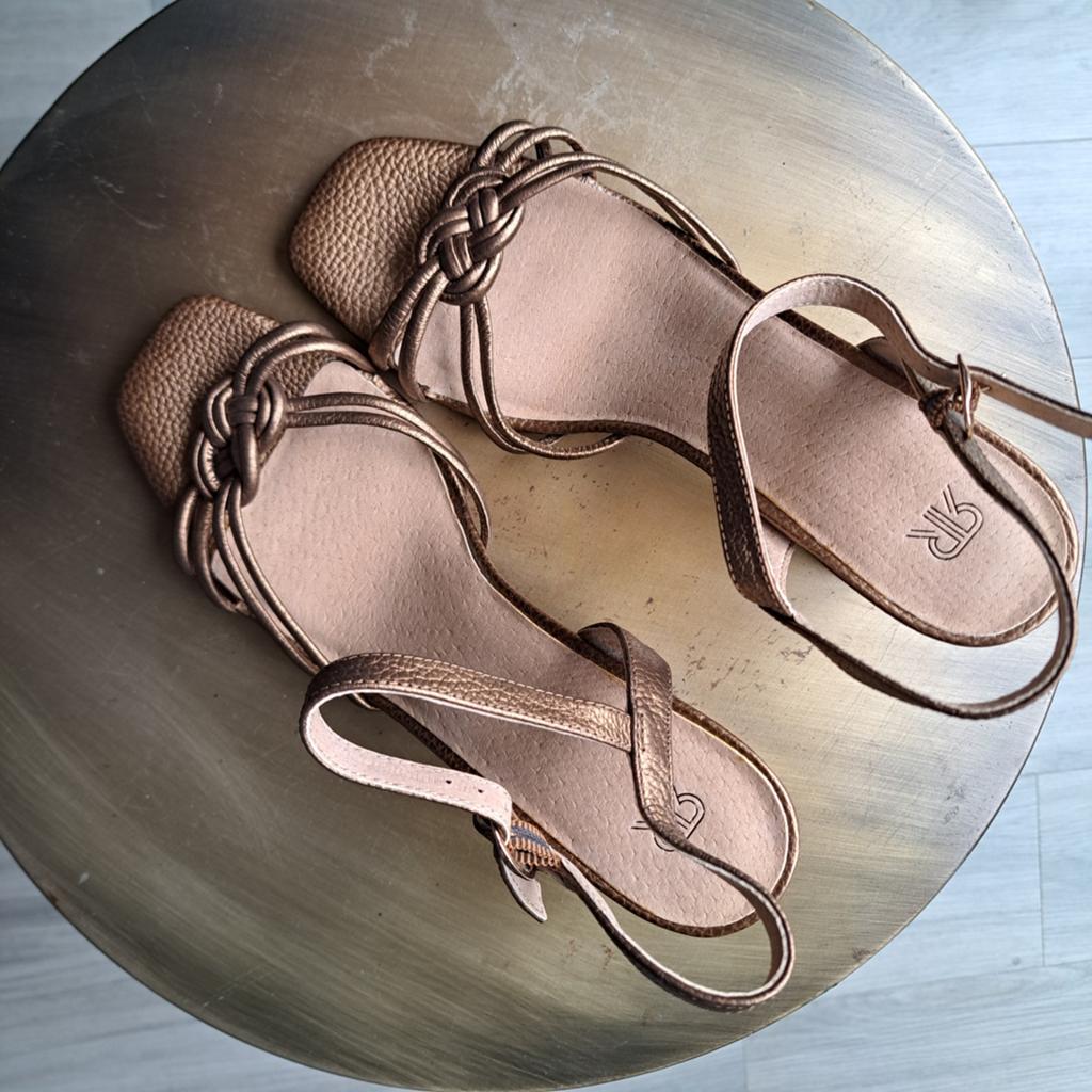 Omoda Dames sandalen blokhak brons, Kleding | Dames, Schoenen, Ophalen of Verzenden, Zo goed als nieuw, Overige kleuren, Sandalen of Muiltjes