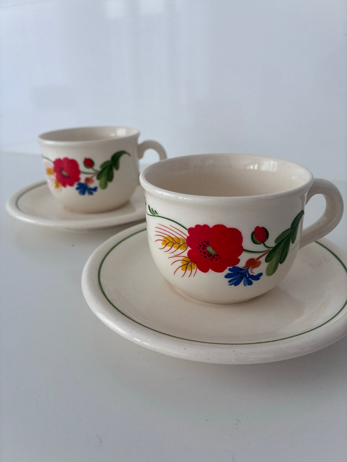 Vintage DDR kop en schotel set met bloemendecoratie, Ophalen of Verzenden