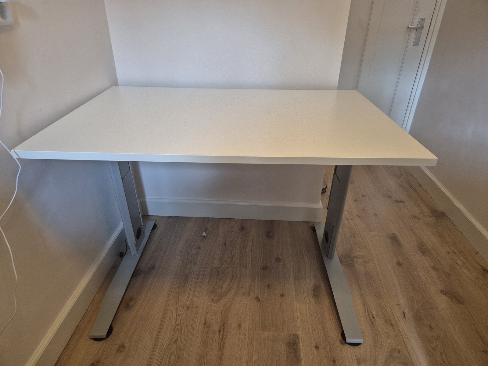 Wit in hoogte verstelbaar bureau 120x80 cm, Huis en Inrichting, Ophalen, Zit-sta bureau, Gebruikt, In hoogte verstelbaar