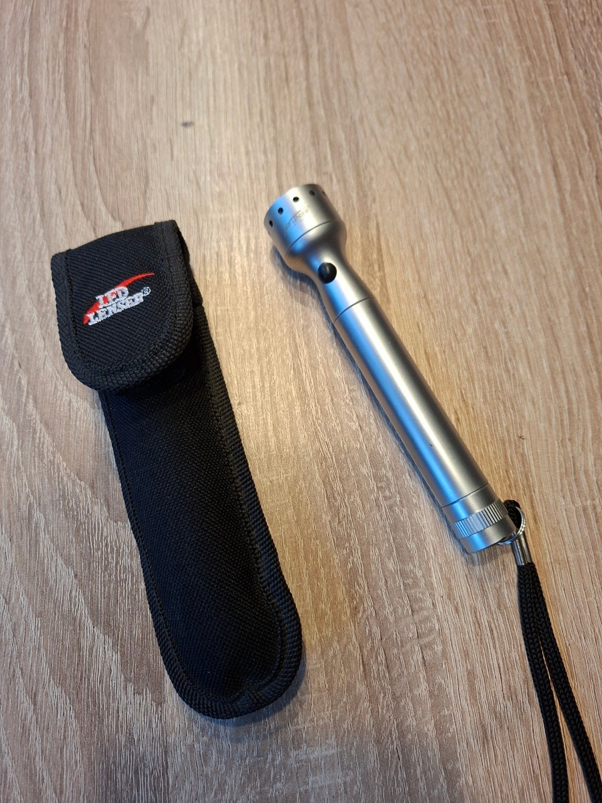 Ledlenser V2 Triplex met origineel etui, Ophalen of Verzenden, Zo goed als nieuw, Batterij