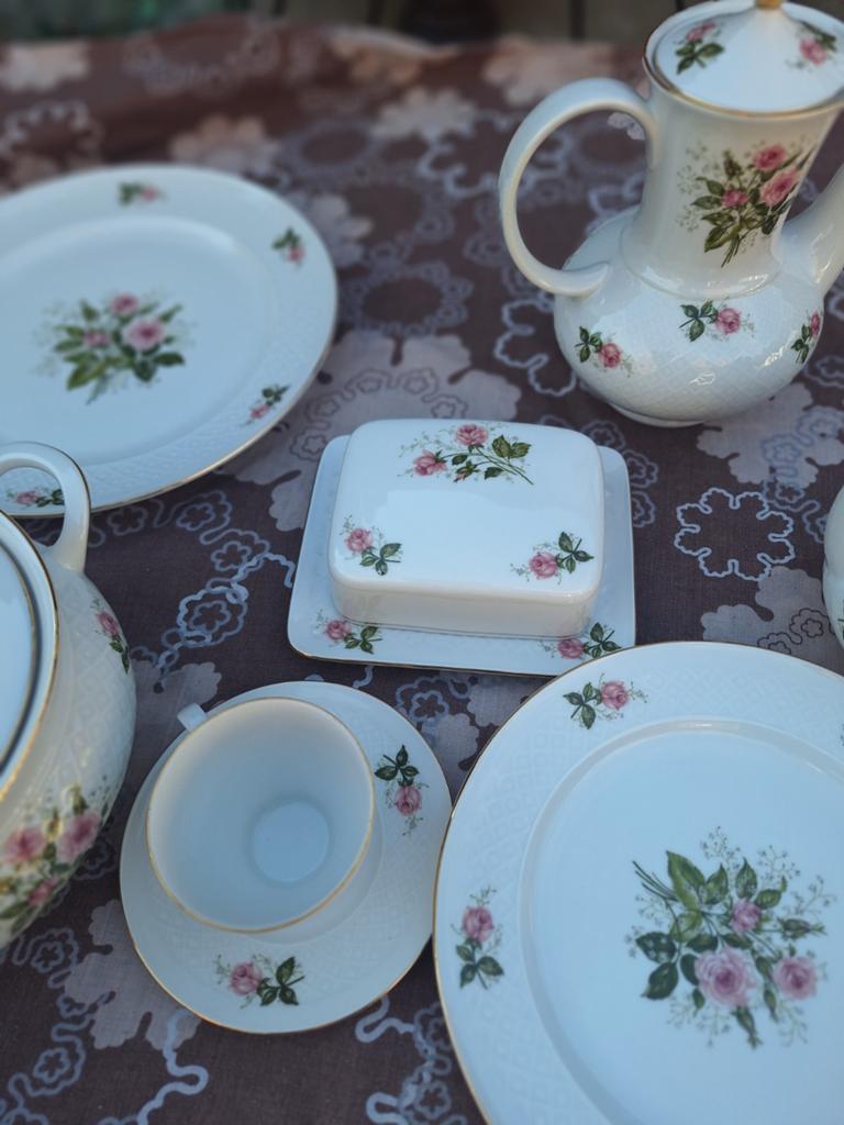 Prachtig porseleinen servies met rozenmotief, Ophalen