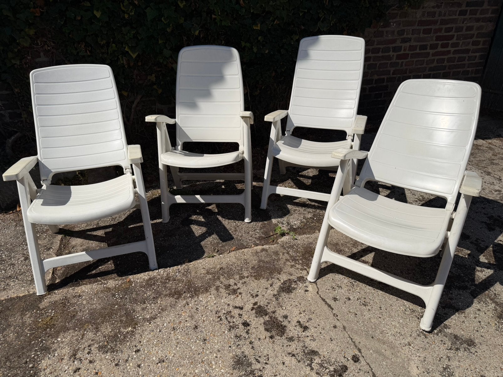 Witte kunststof tuinstoelen, Ophalen, Zo goed als nieuw, Kunststof