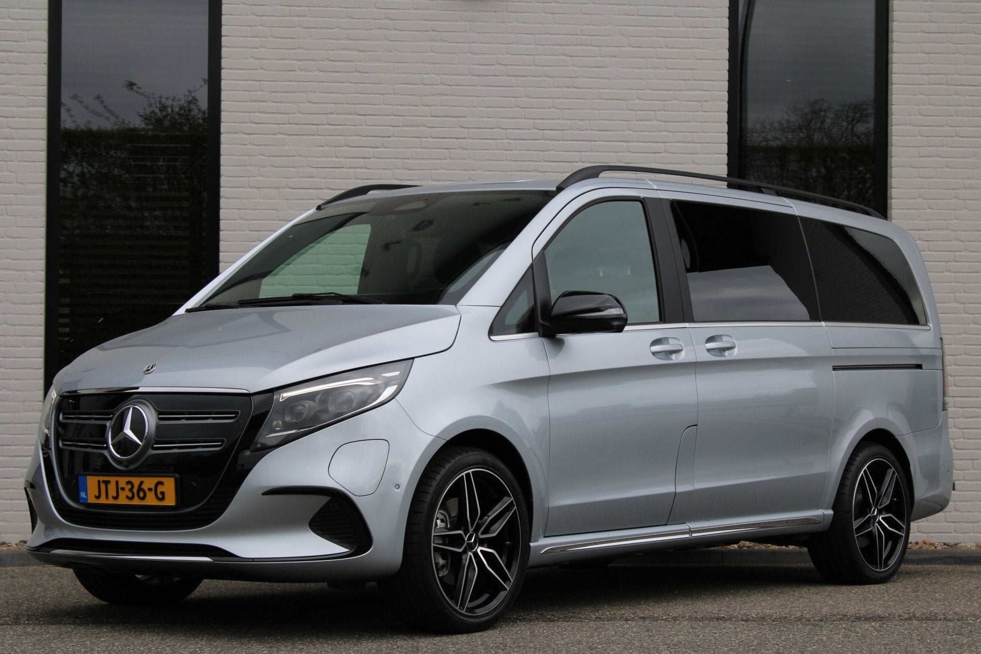 Mercedes-Benz EQV 300 L2 / AMG / New Model / Luchtvering / 7, Auto's, Dealer onderhouden, Gebruikt, Met garantie (alle), 2535 kg