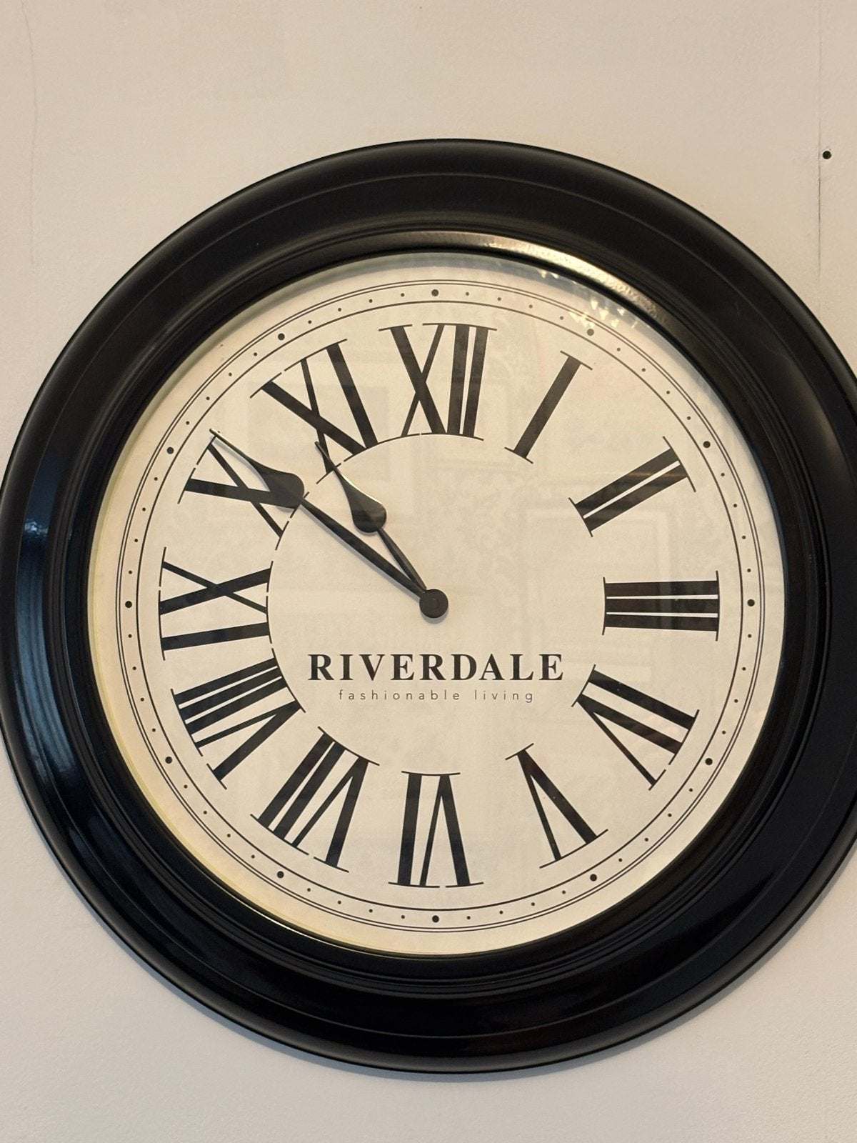 Zo goed als nieuwe Riverdale wandklok - 60cm, Ophalen, Wandklok, Zo goed als nieuw, Zwart