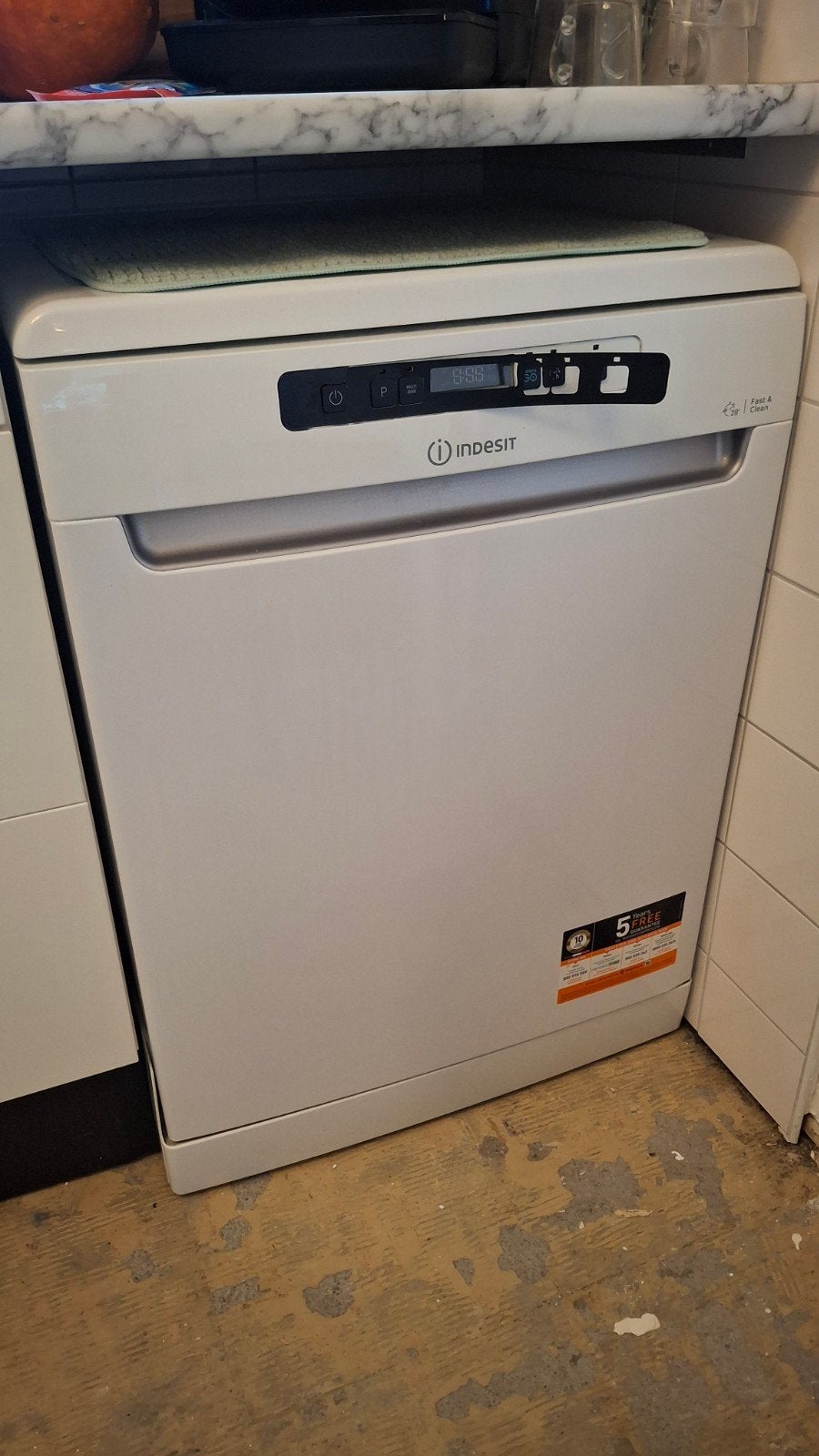 Indesit Vaatwasser uit 2022 - Werkt perfect (frontje defect), Ophalen, Gebruikt, 60 cm of meer, 85 tot 90 cm