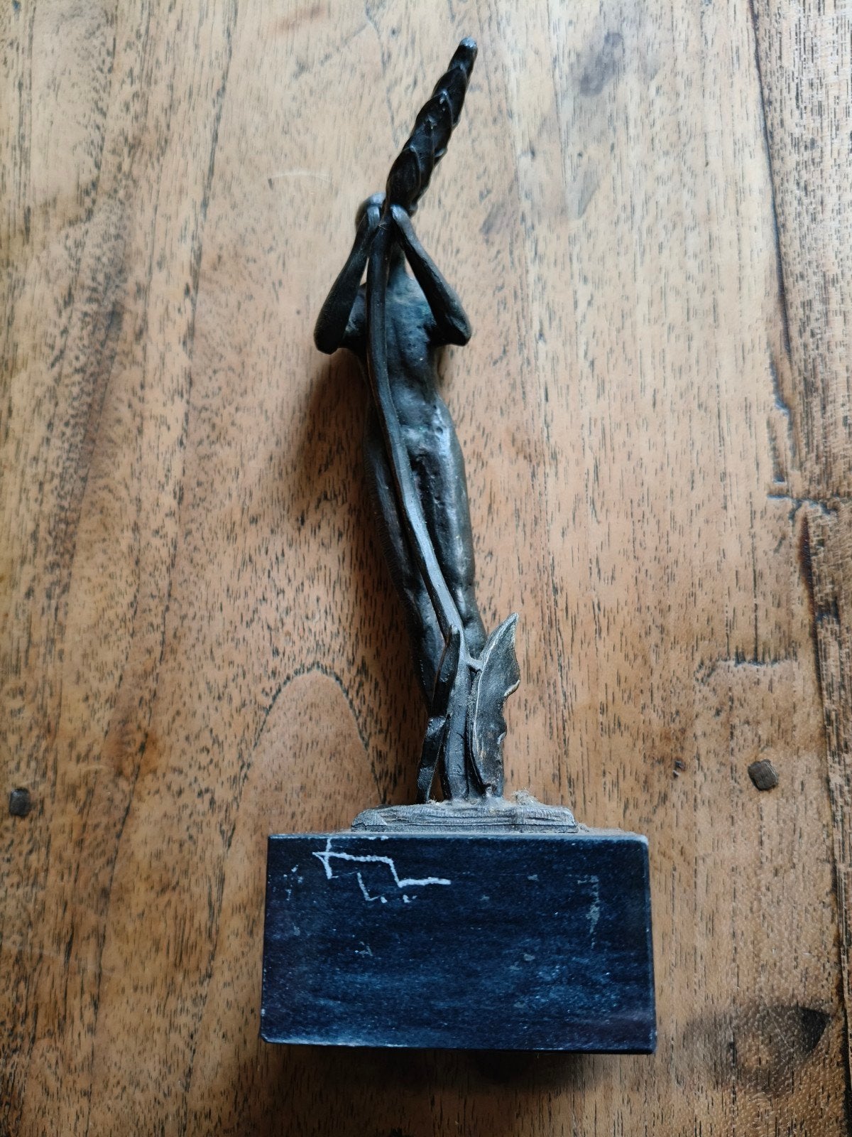 sculptuur op marmeren sokkel, Ophalen of Verzenden