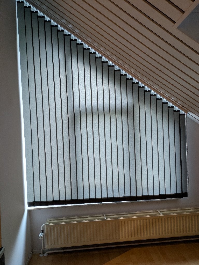 Grijze lamellen voor schuin raam, op maat gemaakt, Huis en Inrichting, Stoffering | Gordijnen en Lamellen, Overige merken, Lamellen