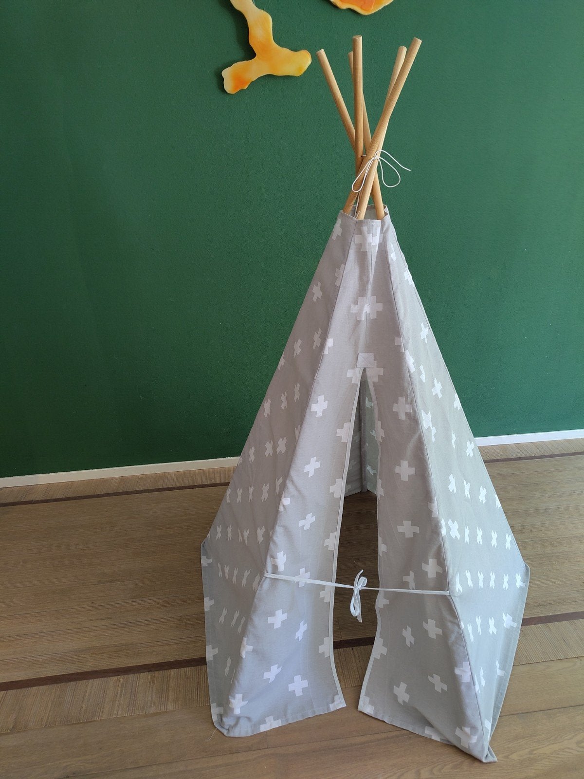 Handgemaakte wigwam van katoen met grijs/witte print, Ophalen of Verzenden, Zo goed als nieuw, Hout