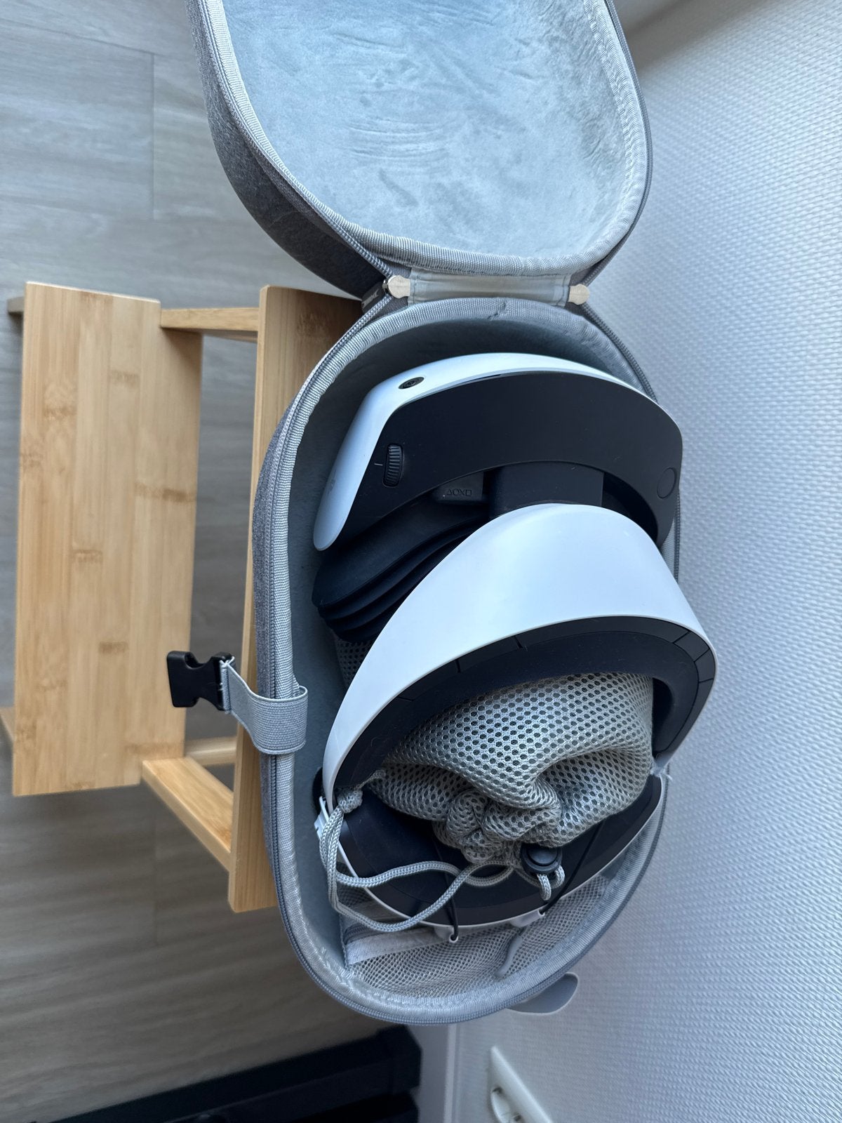 PSVR2 headset + Sense controllers + opbergtas — compleet, Ophalen, Zo goed als nieuw, VR-bril, Sony PlayStation