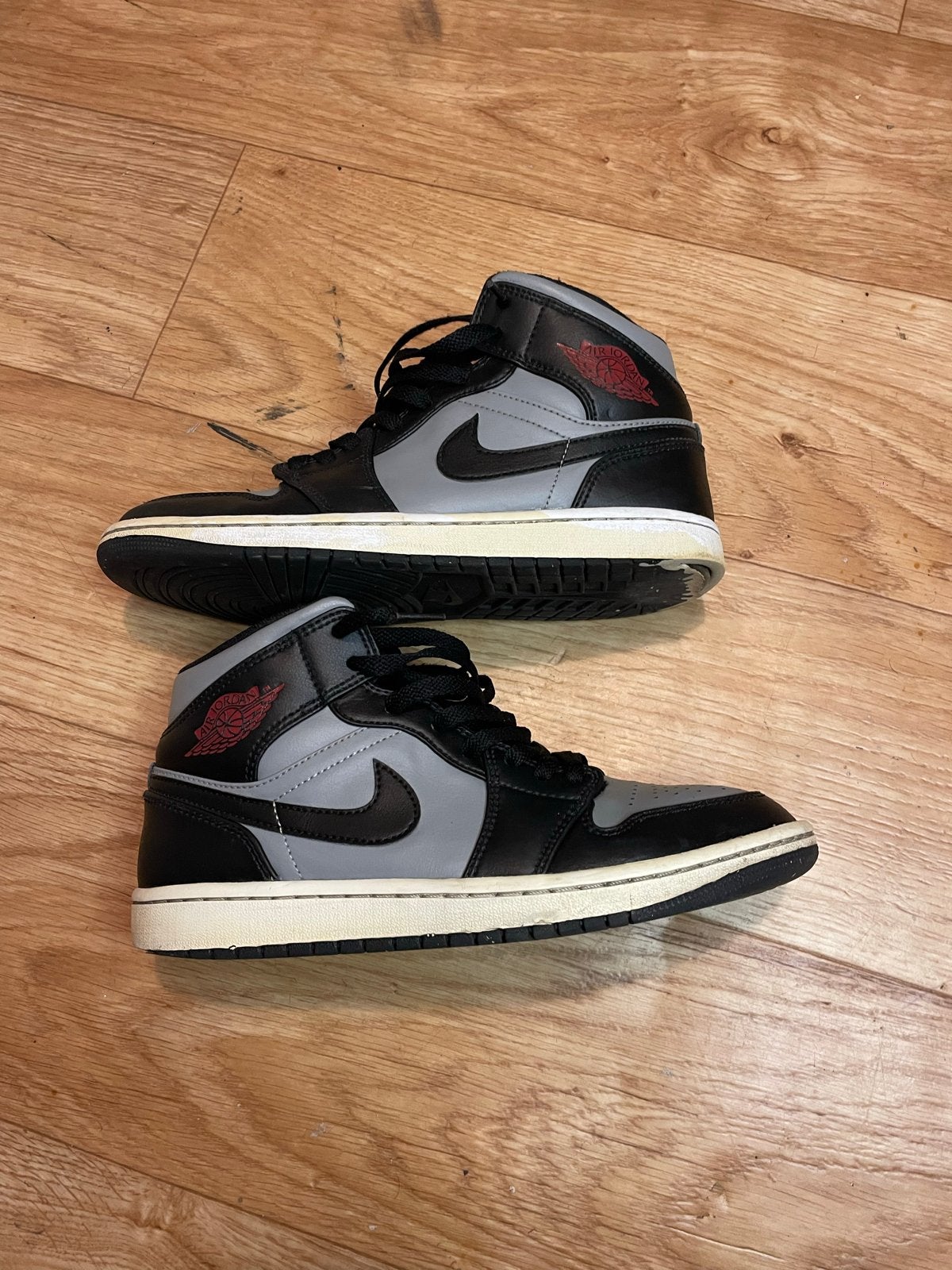 Nike Air Jordan 1 Mid - Zwart/Grijs/Rood, Ophalen of Verzenden, Gedragen, Zwart, Sneakers of Gympen