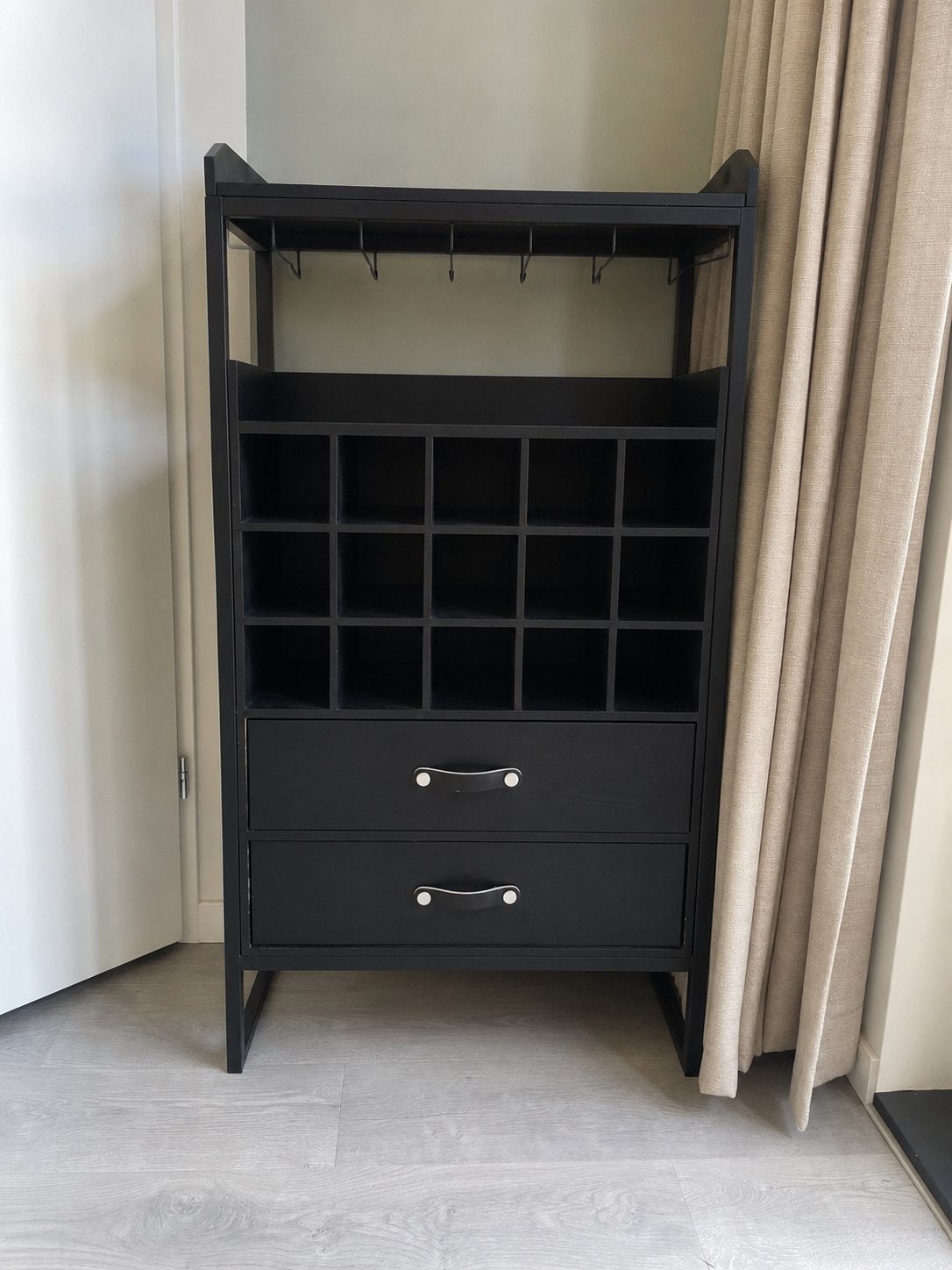Zwarte dranken kast met lades, oorspronkelijk van Xenos, Ophalen, Gebruikt, 15 tot 25 flessen, 75 – 100