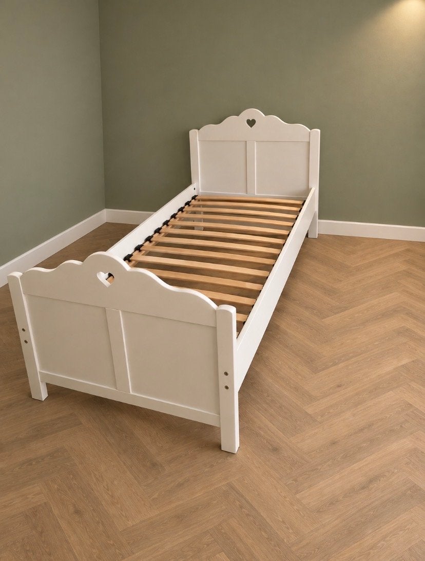 Eenpersoonsbed 200x90 cm - Wit met hartjesdetails, Huis en Inrichting, Ophalen, Gebruikt, 90 cm, Eenpersoons