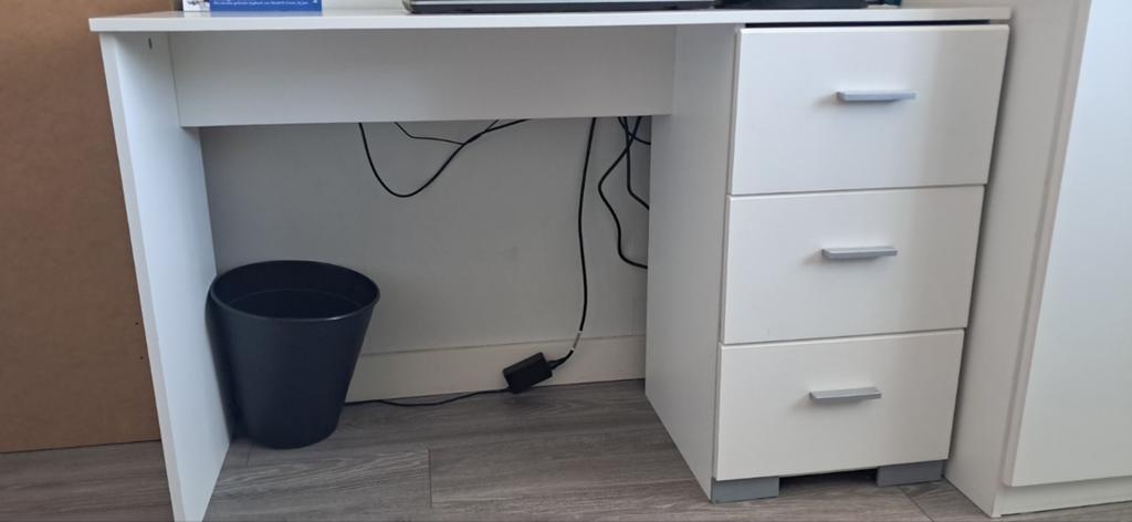IKEA Bureau met lichte gebruikerssporen - 129x50x75cm, Huis en Inrichting, Bureaus, Ophalen of Verzenden, Gebruikt