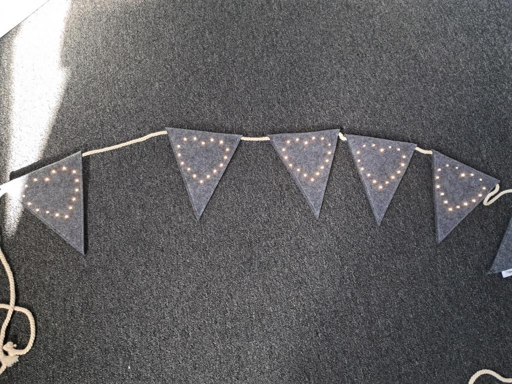Slinger met hartjes en LED-verlichting - Grijs Vilt, Ophalen of Verzenden, Nieuw, Versiering