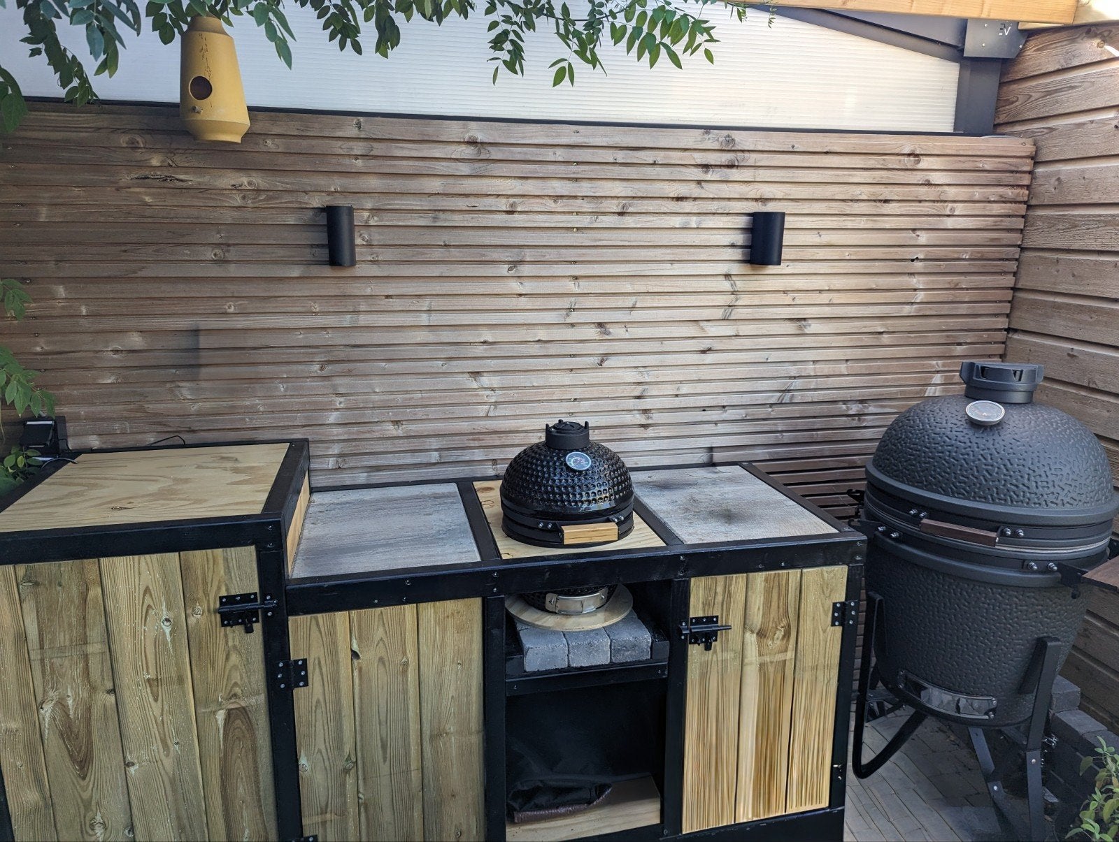 Zelfgebouwde buitenkeuken met stenen blad en zwenkwielen, Tuin en Terras, Ophalen, Gebruikt, Houtskool, Vrijstaand