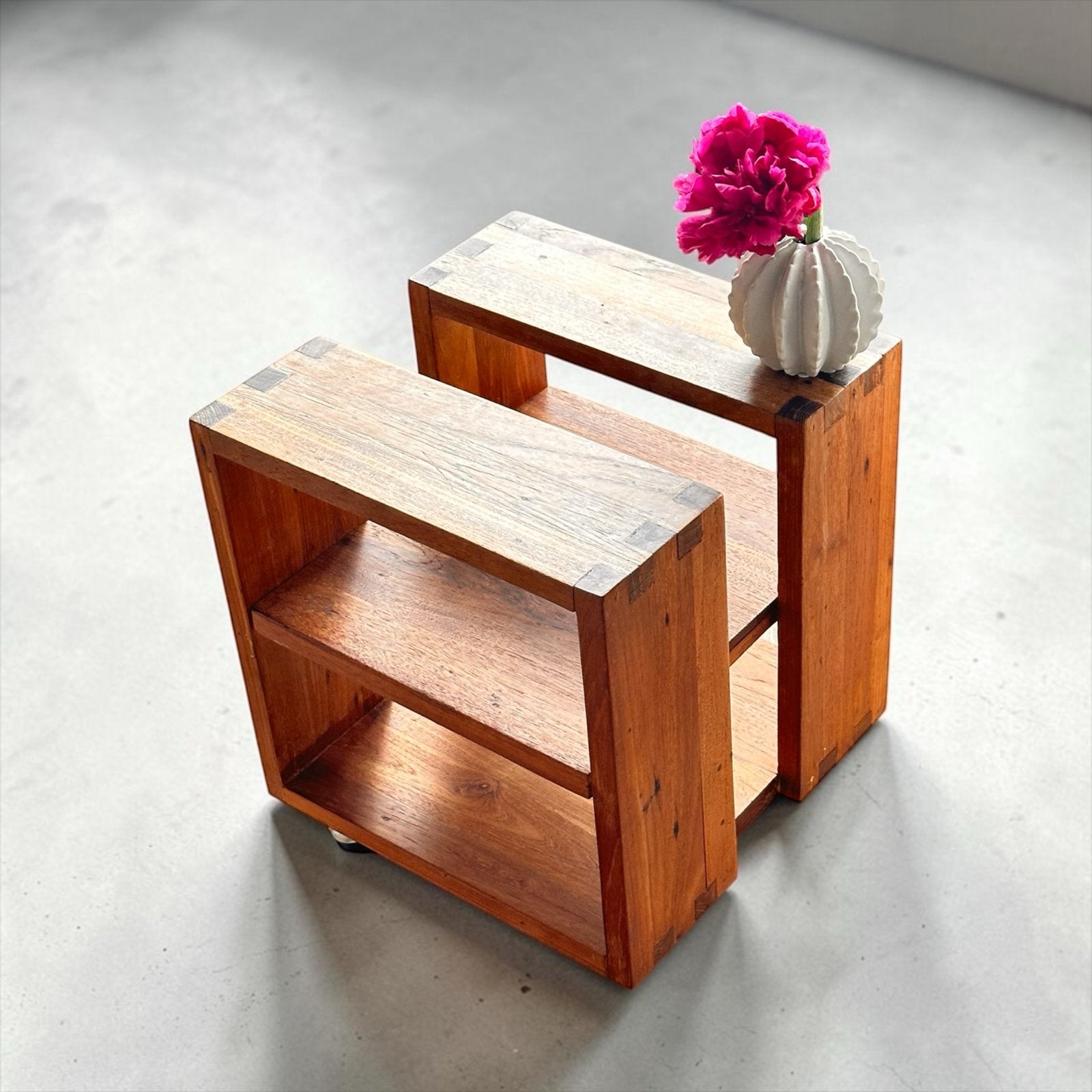 Houten bijzettafel / nachtkastje op wieltjes, Minder dan 45 cm, Minder dan 55 cm, Gebruikt, Ophalen of Verzenden