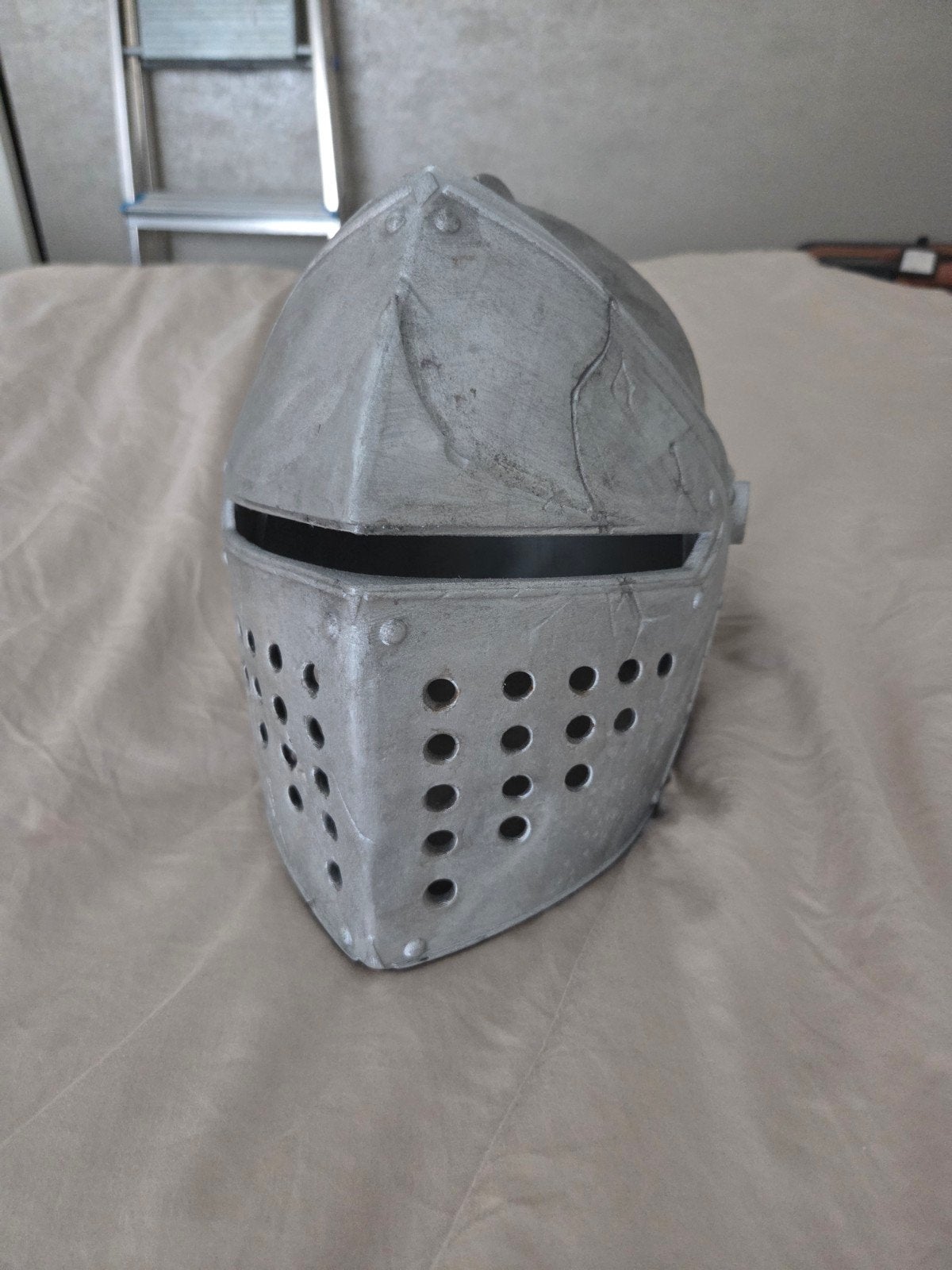 Draagbare grijze Ridderhelm decoratie/cosplay, Hobby en Vrije tijd, Kostuums, Theaterbenodigdheden en LARP, Ophalen of Verzenden