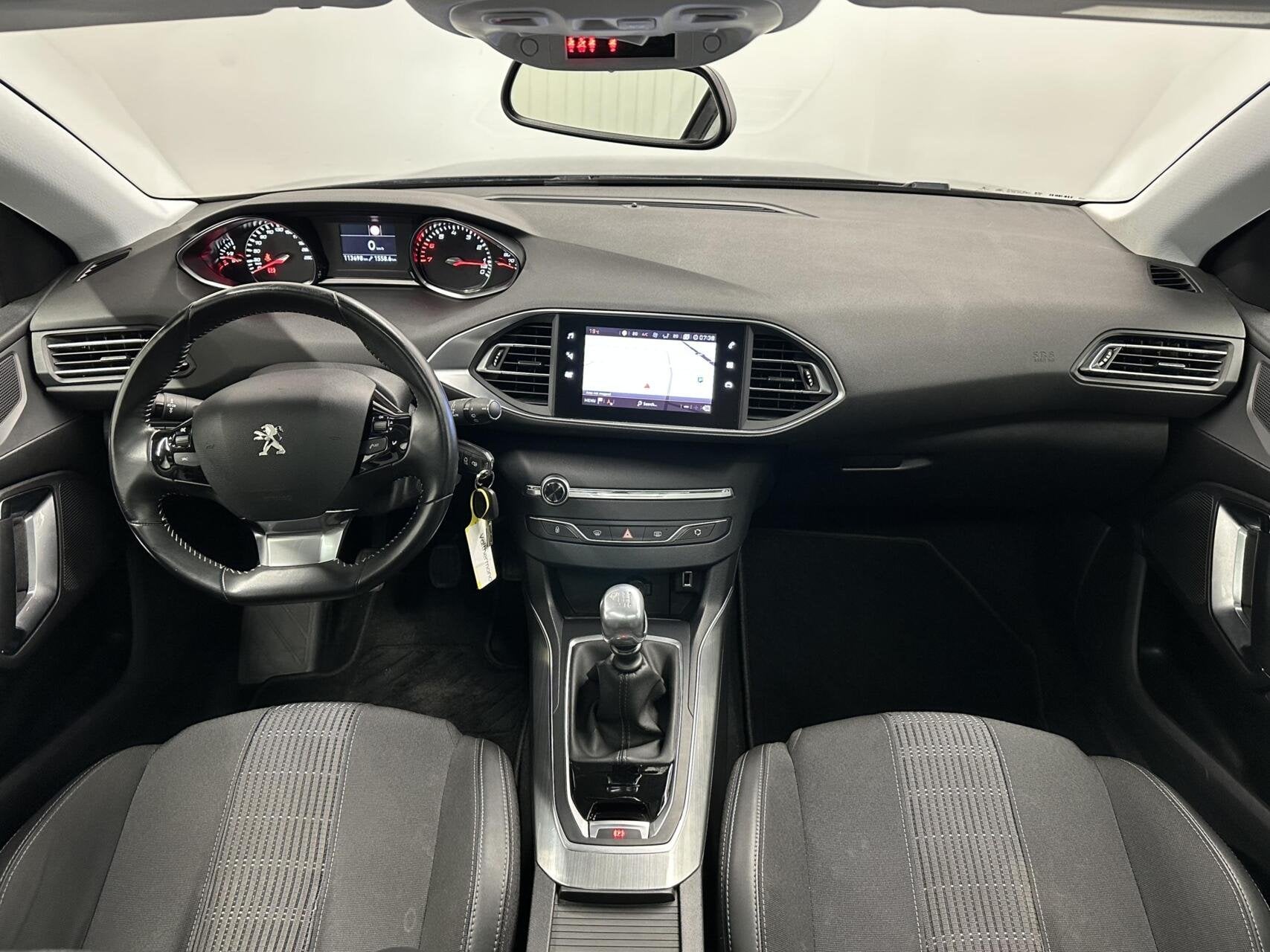 Peugeot 308 SW 1.2 PureTech Blue Lease Premium TREKHAAK CARP, Auto's, Voorwielaandrijving, Gebruikt, 1199 cc, Met garantie (alle)