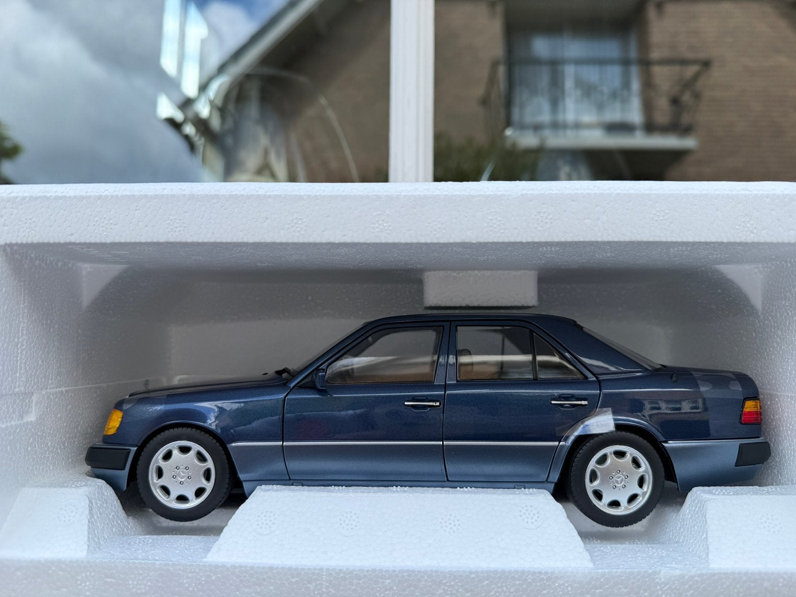 1:18 Mercedes W124 500 E blauw 1990 Norev 183947, Auto, Norev, 70-72 Av. de Bohlen, Vaulx-en-Velin, 69120, France, Norev
