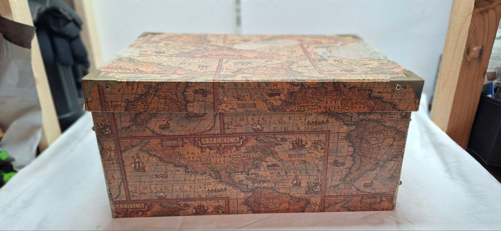 Vintage decoratieve opbergdoos met wereldkaart en metalen be, Ophalen, Overige materialen, Minder dan 50 cm, Gebruikt