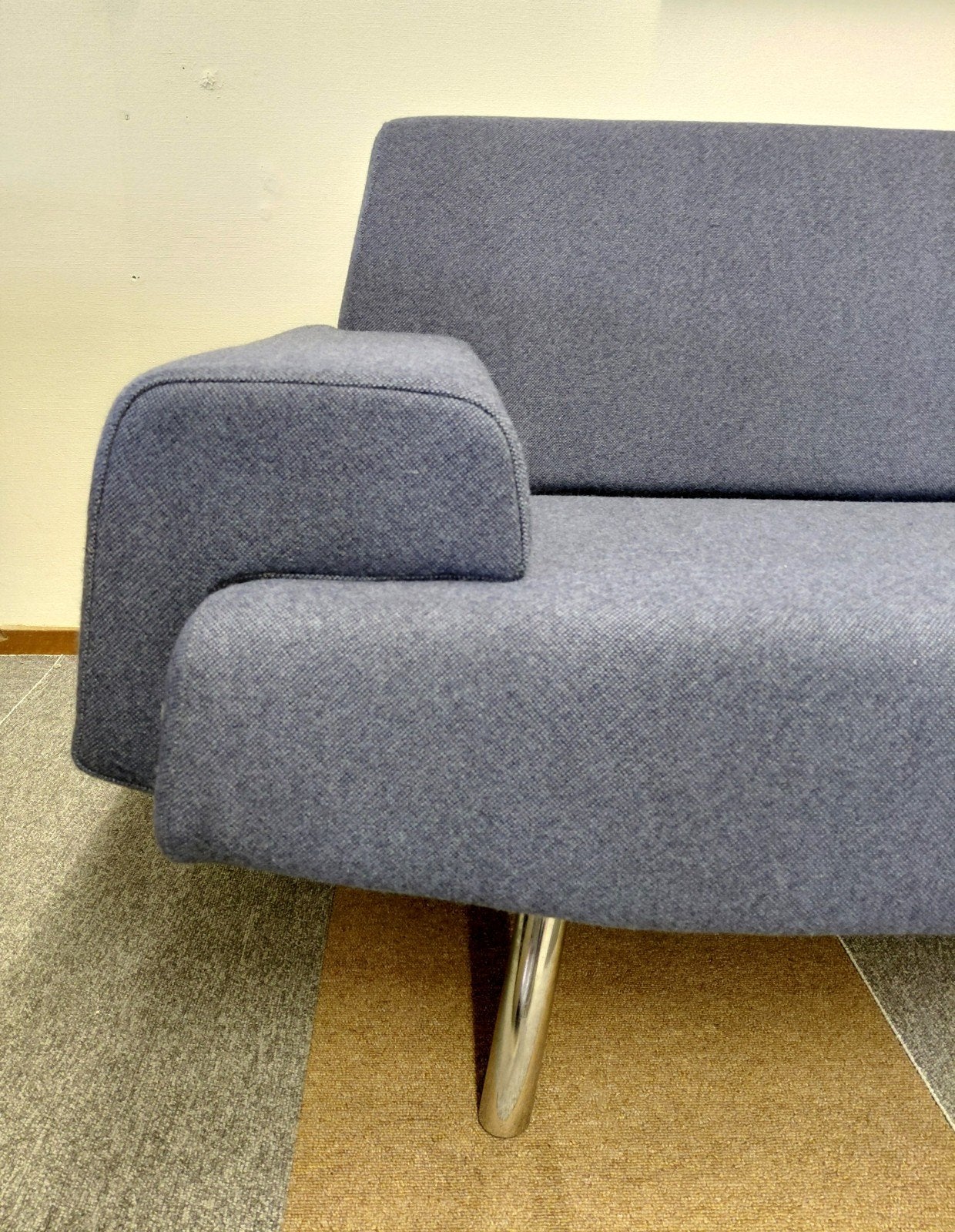 Cloak Sky | 3,5 zitsbank | Blauw Ploegwool, Modern design Hans Daalder, Driepersoons, 75 tot 100 cm, Ophalen of Verzenden