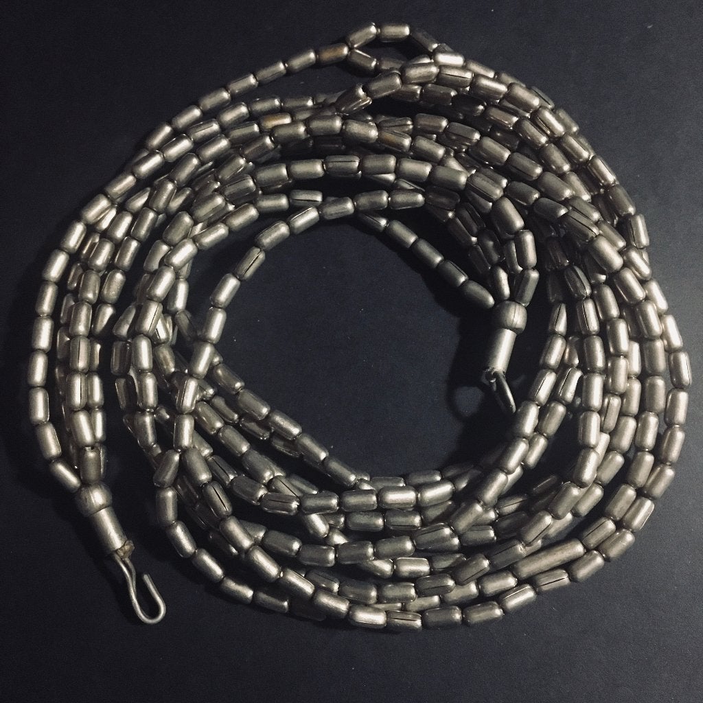 Retro ketting gemaakt van zilverkleurige kralen op 3 rijgen, Ophalen of Verzenden, Zo goed als nieuw, Zilver, Overige materialen
