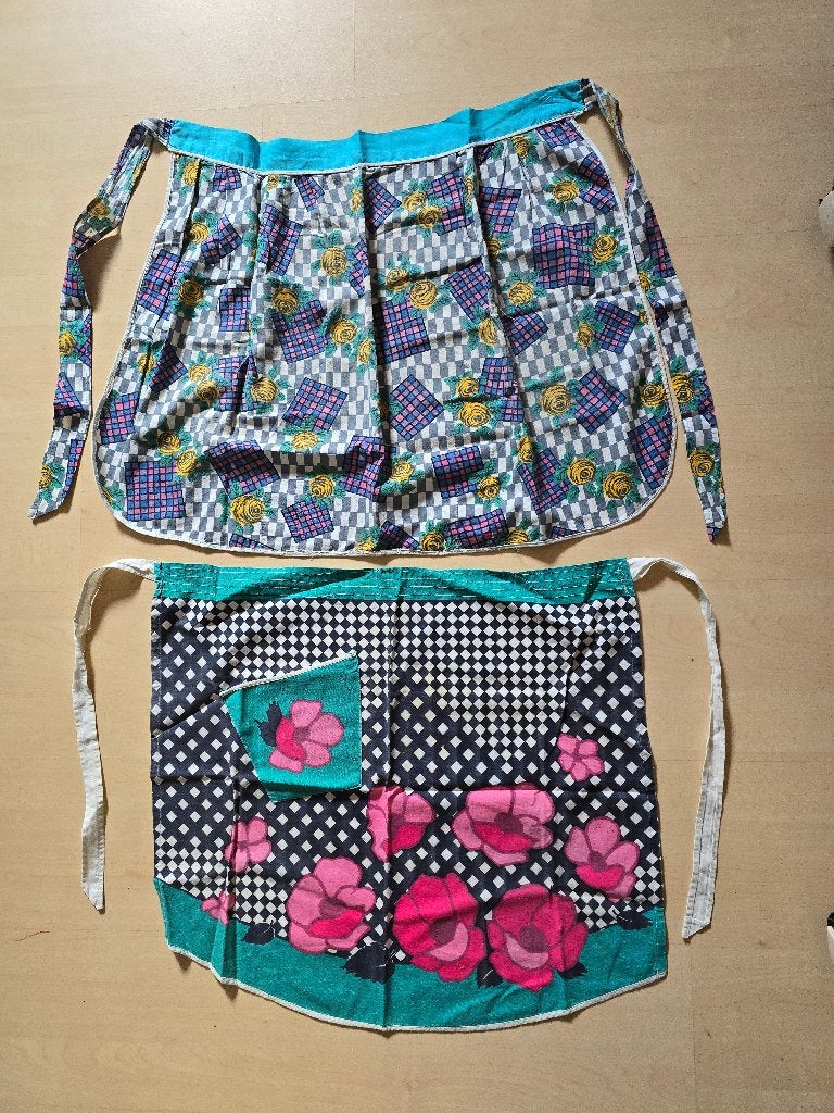 Vintage schortjes jaren '60 - set van 2  voor € 3,00, Kleding | Dames, Maat 38/40 (M), Ophalen of Verzenden, Overige thema's, Kleding