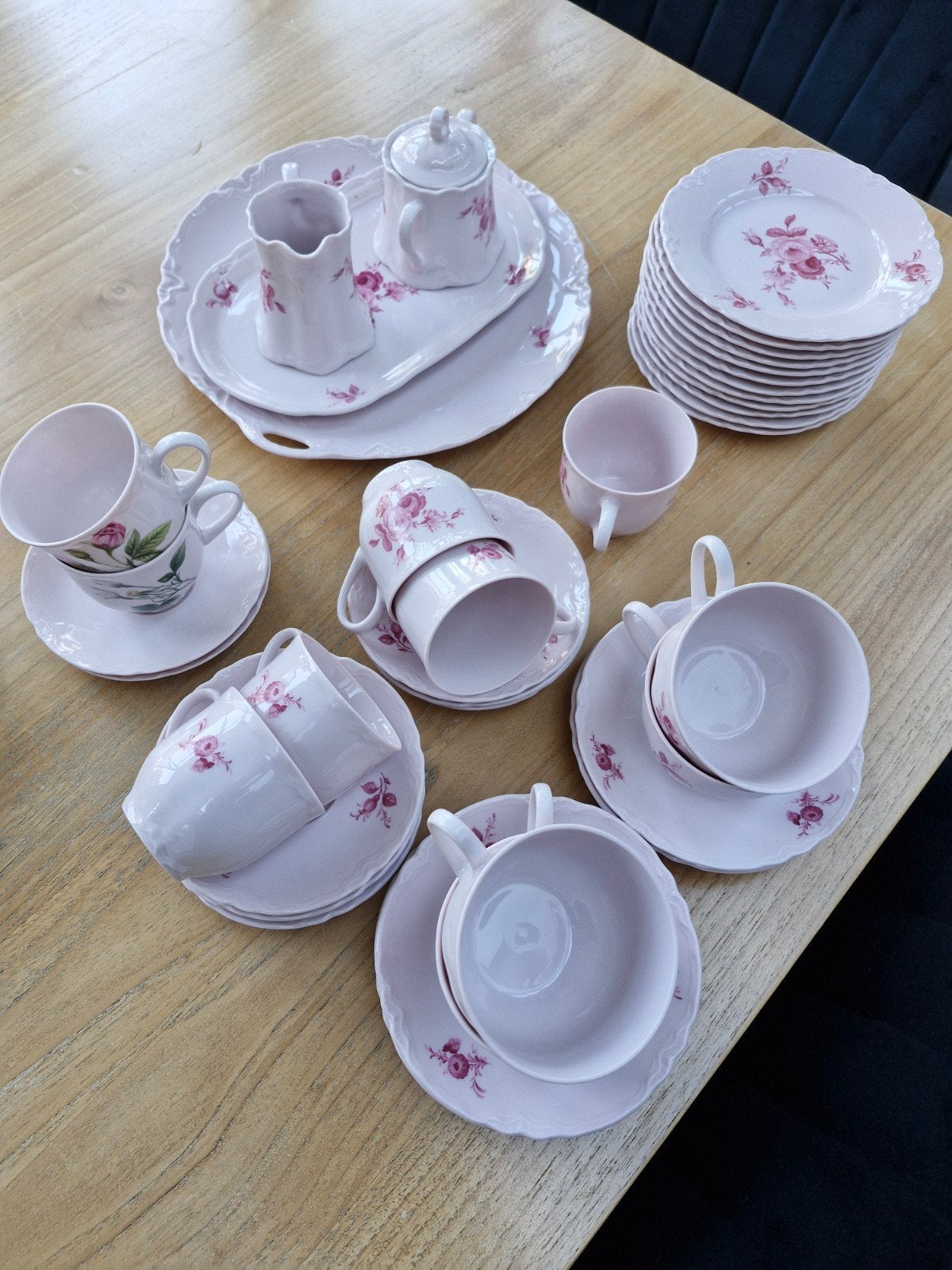 Prachtig roze servies met roosjes - Compleet set, Keramiek, Ophalen of Verzenden, Zo goed als nieuw, Overige stijlen