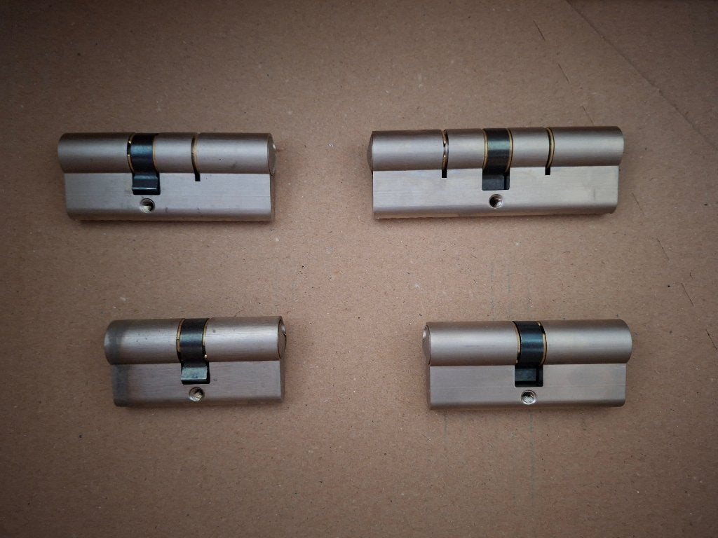 4 Cilindersloten SKG2 (met 5 sleutels), Ophalen, Zo goed als nieuw, Rvs, Slot
