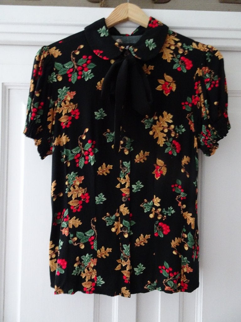 Hell Bunny herfst print blouse maat S, Kleding | Dames, Blouses en Tunieken, Zo goed als nieuw, Maat 38/40 (M), Zwart, Ophalen of Verzenden