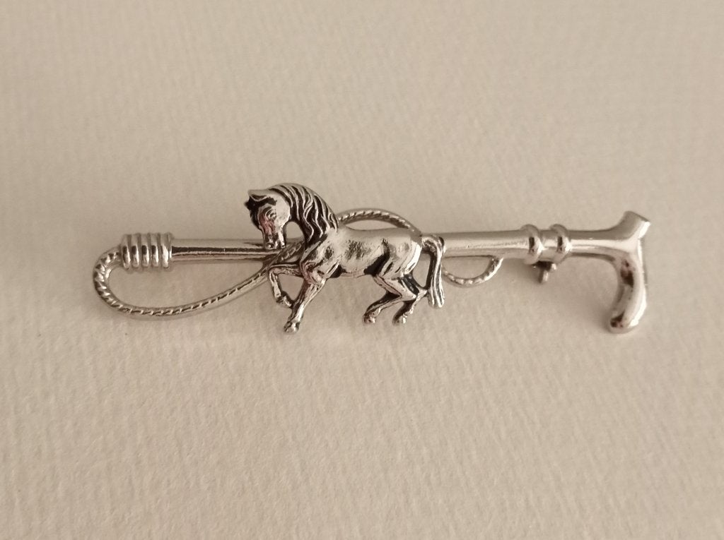 Vintage broche paardje zweep verzilverd? plastronspeld, Overige materialen, 4 tot 7 cm, Gebruikt, Ophalen of Verzenden