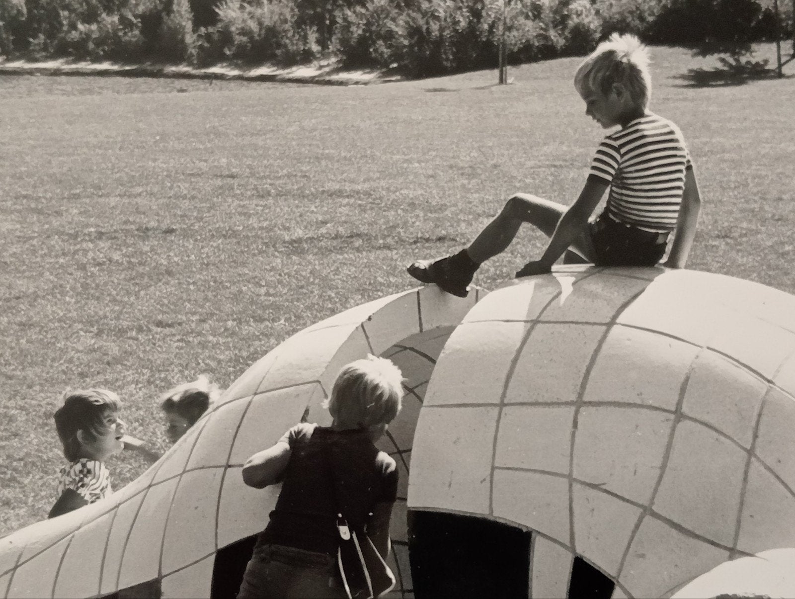 Persfoto Sculptuur Herman Krikhaar met spelende kinderen, Ophalen of Verzenden, 1960 tot 1980, Gebruikt, Overige onderwerpen