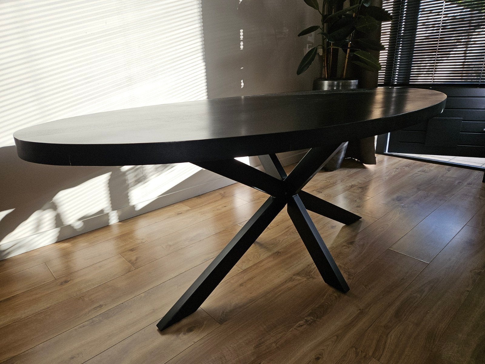 ovale zwarte tafel te koop, Huis en Inrichting, 100 tot 150 cm, 200 cm of meer, Ophalen of Verzenden, Zo goed als nieuw