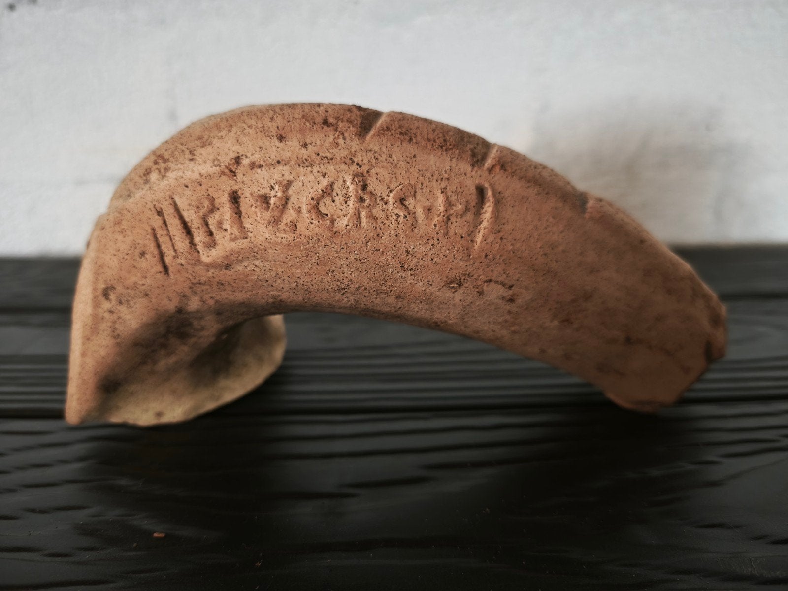 Bodemvondst Romeinse aardewerk amfoor greep, Ophalen